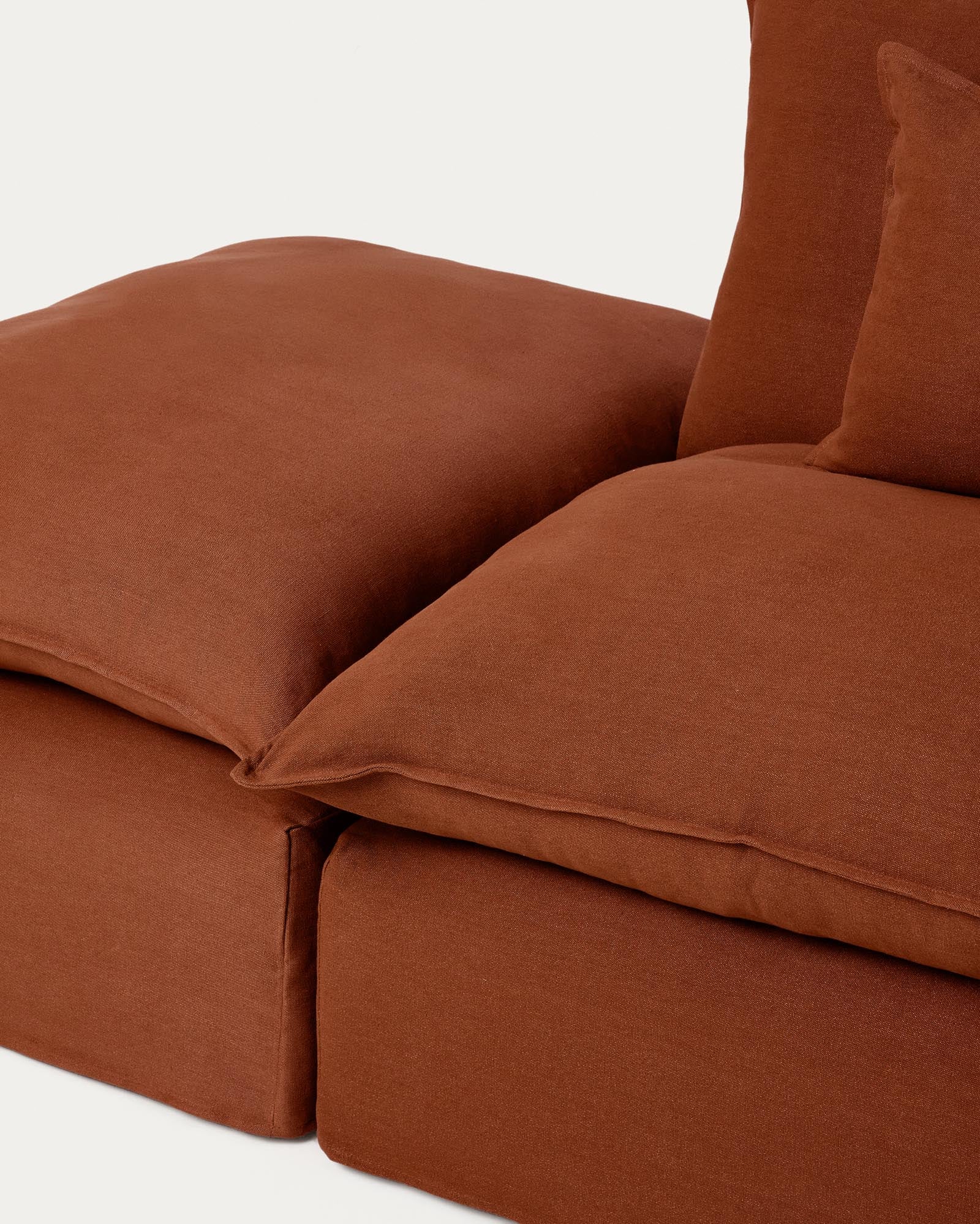 Modulares 4-Sitzer-Ecksofa Anarela in warmem Terrakotta, mit abnehmbarem Leinenbezug, perfekt für gemütliche und moderne Wohnkonzepte.