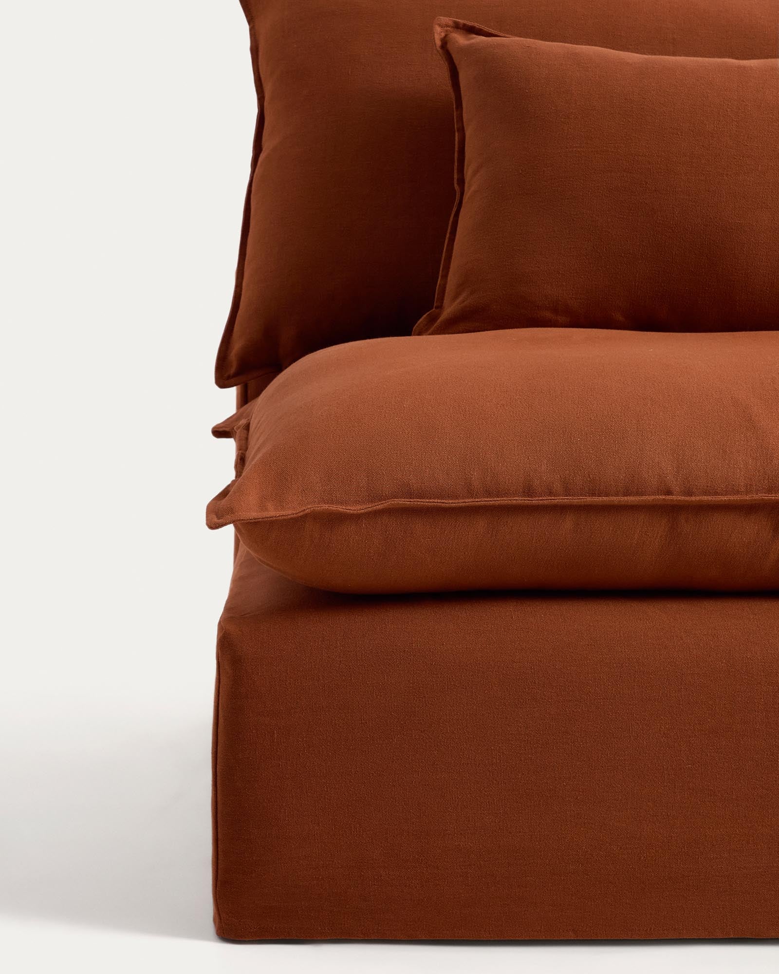 Elegantes 5-Sitzer-Modularsofa Anarela in warmem Terrakotta, mit abnehmbarem Leinenbezug und FSC-zertifiziertem Holz, ideal für stilvolle Wohnräume.