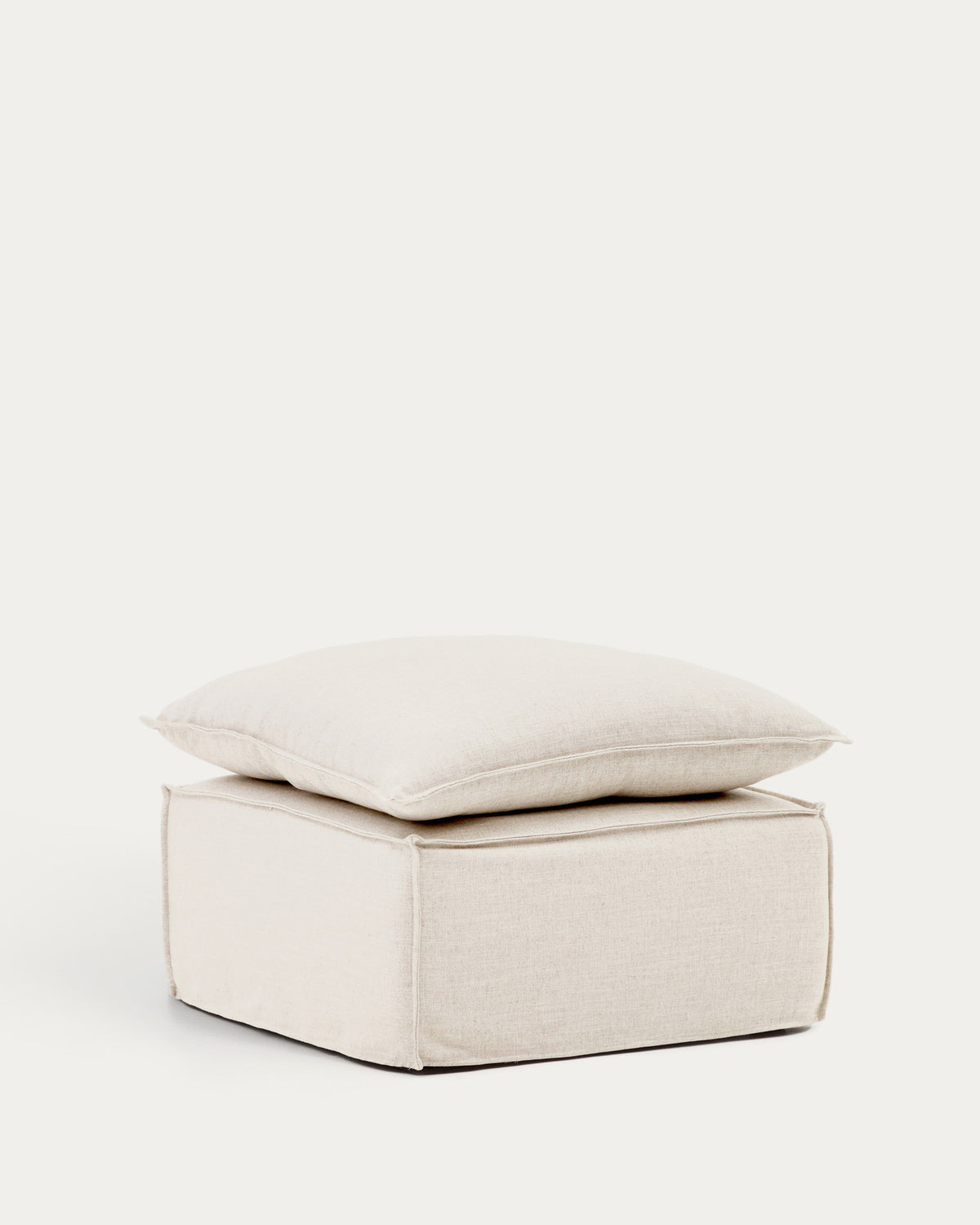 Abziehbare Fussablage Anarela mit beigem Leinenkissen FSC Mix Credit 80 x 80 cm. in Beige präsentiert im Onlineshop von KAQTU Design AG. Pouf ist von Kave Home