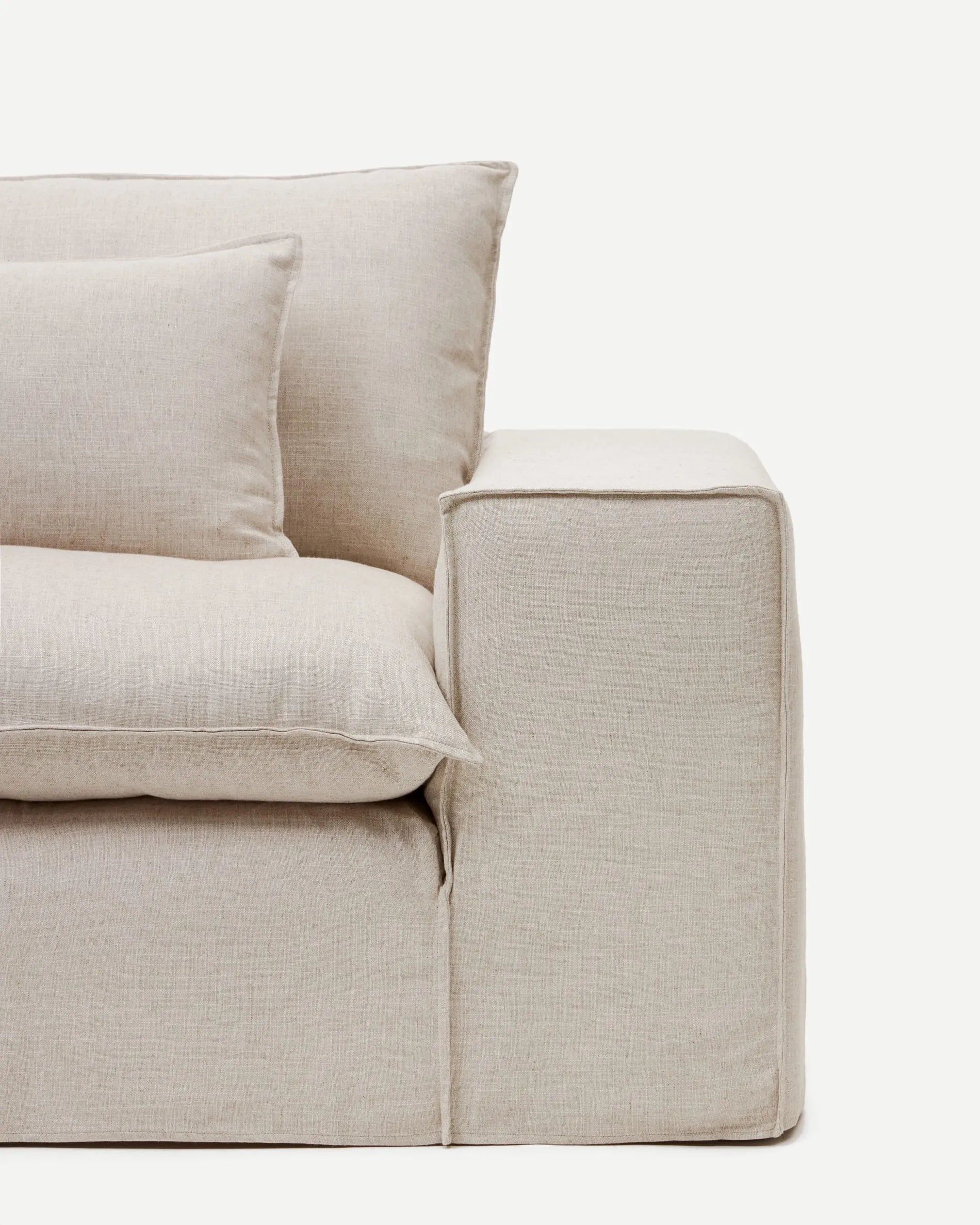 Eleganter Leinenbezug in Beige für das Anarela 3-Sitzer-Sofa – stilvoll, langlebig und pflegeleicht für ein modernes Wohnzimmer.