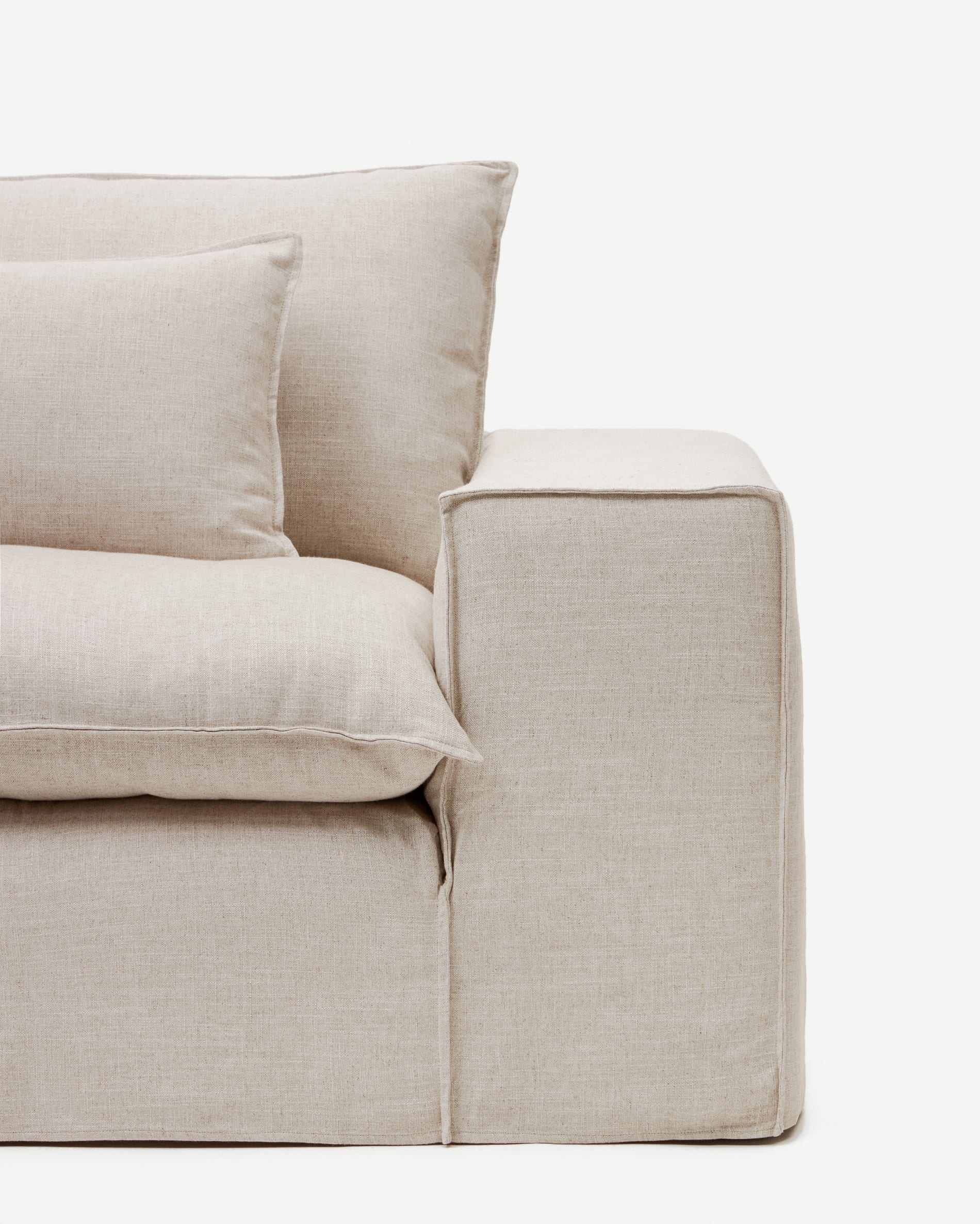 Bezug aus beigem Leinen für das Anarela 3-Sitzer-Sofa von Kave Home, elegant, langlebig und perfekt für zeitgemäßes Wohnen.