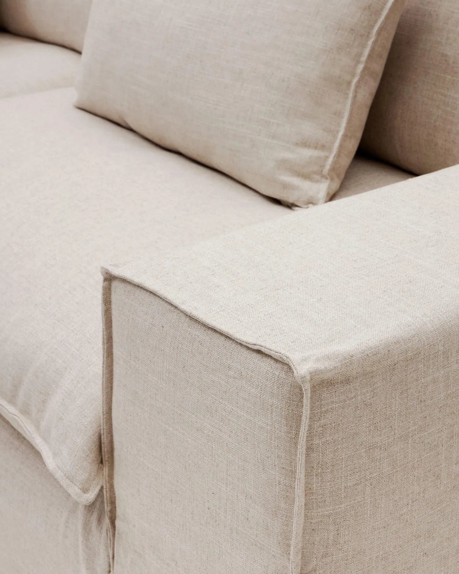 Eleganter Leinenbezug in Beige für das Anarela 3-Sitzer-Sofa – stilvoll, langlebig und pflegeleicht für ein modernes Wohnzimmer.