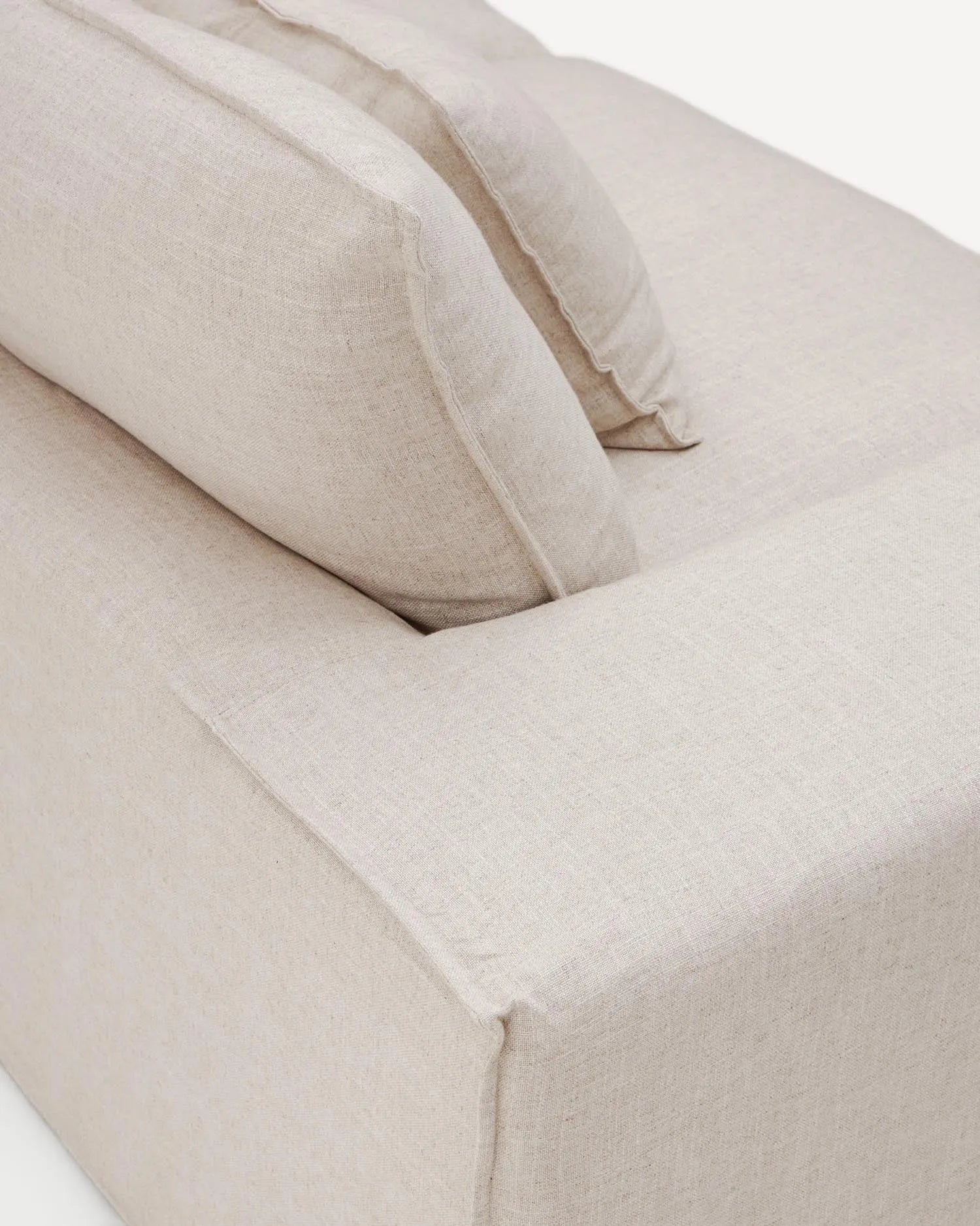 Eleganter Leinenbezug in Beige für das Anarela 3-Sitzer-Sofa – stilvoll, langlebig und pflegeleicht für ein modernes Wohnzimmer.
