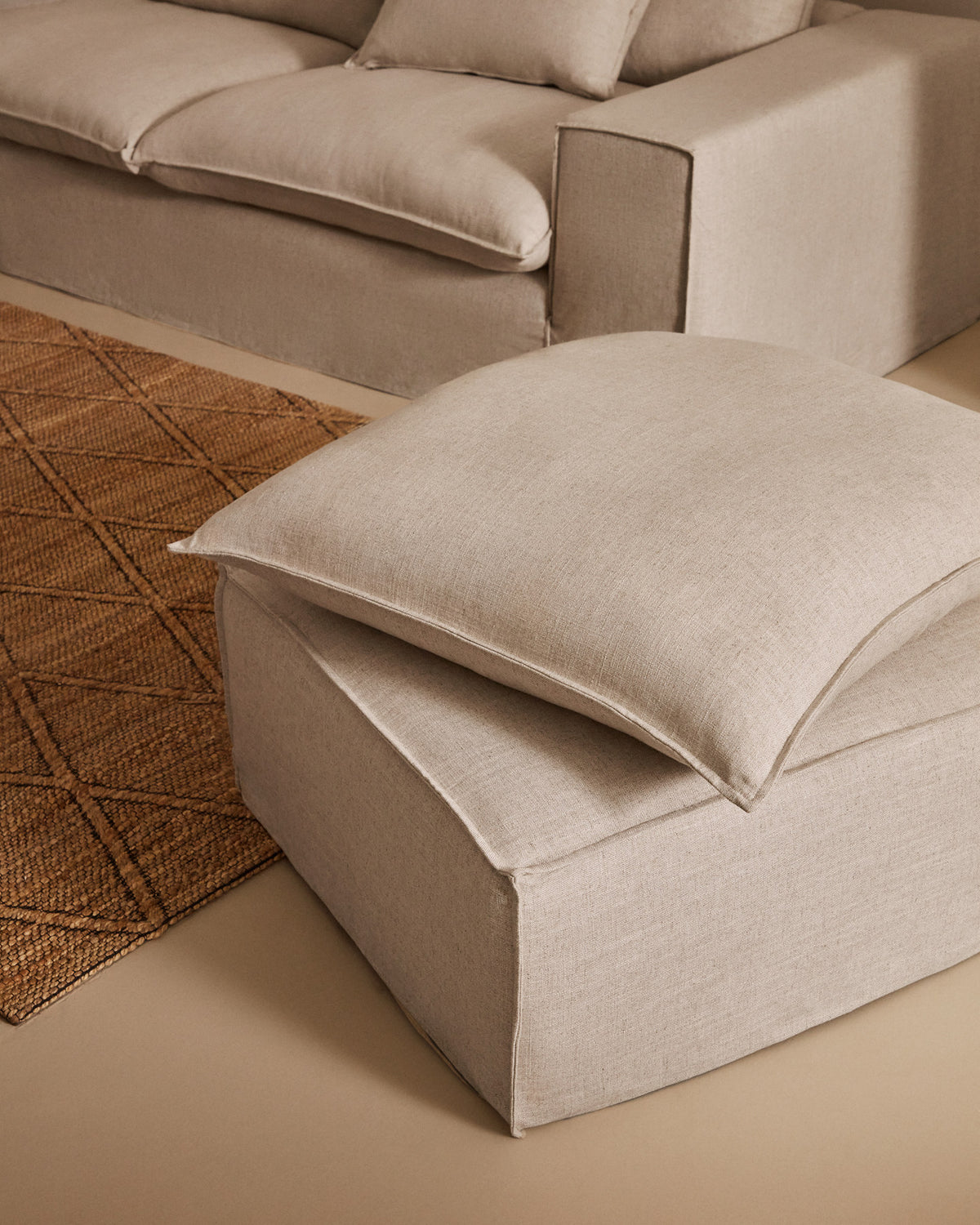 Bezug für Fussablage Anarela aus Leinen in Beige 80 x 80 cm in Beige präsentiert im Onlineshop von KAQTU Design AG. Ottoman-Zubehör ist von Kave Home