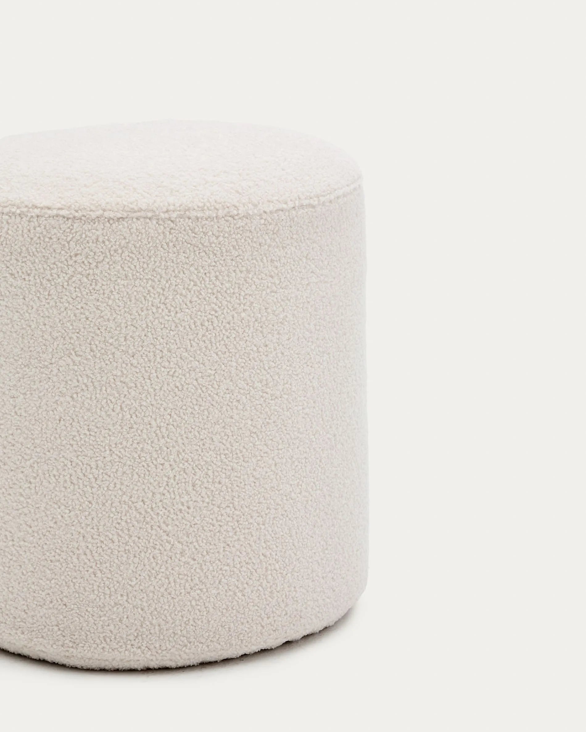 Eleganter Fußhocker Kaeli in Écru Bouclé, Ø 43 cm, abnehmbarer Bezug, vielseitig als Sitz, Tisch oder Fußablage.