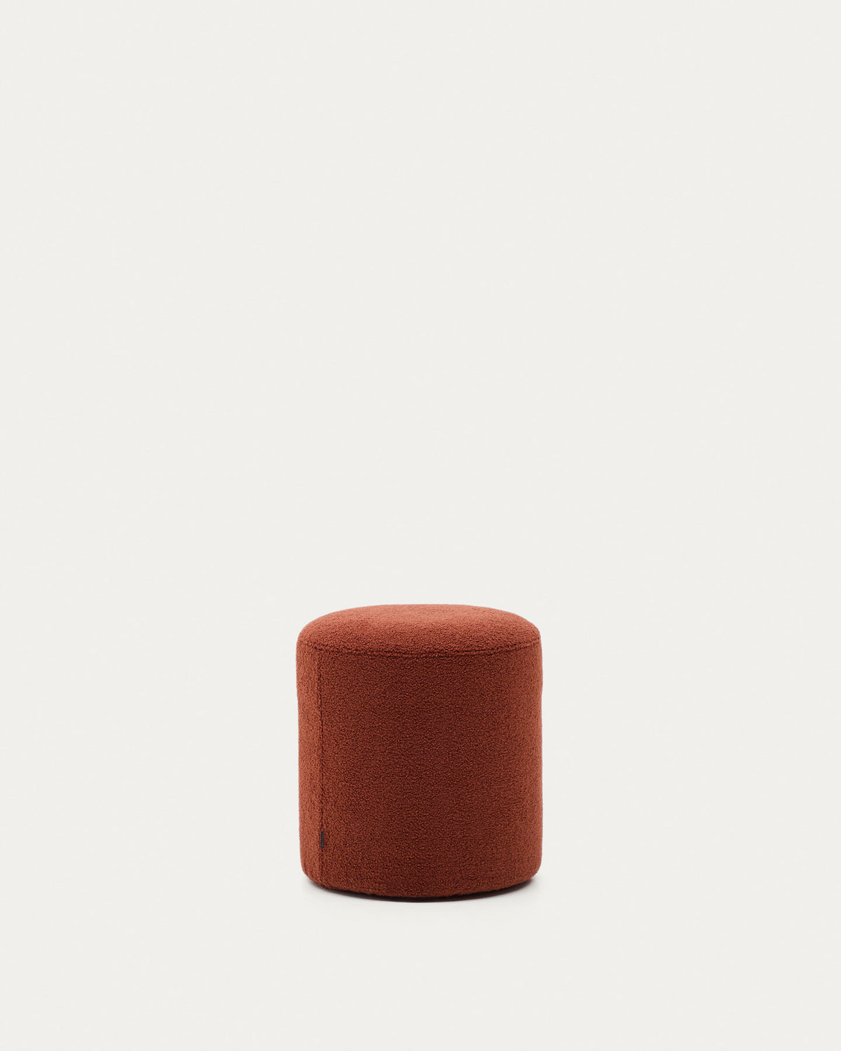 Fusshocker Kaeli mit abnehmbarem Bezug in terrakottafarbenem Bouclé Ø 43 cm in Terrakotta präsentiert im Onlineshop von KAQTU Design AG. Pouf ist von Kave Home