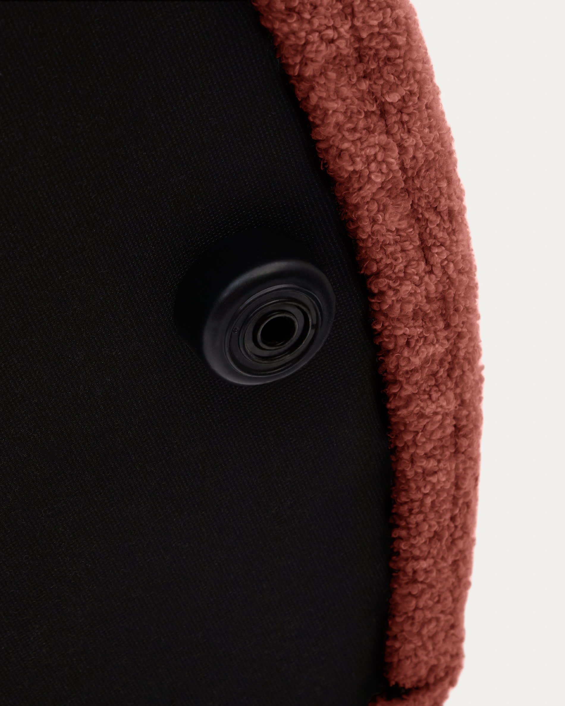 Moderner Fusshocker Kaeli mit abnehmbarem Bouclé-Bezug in Terrakotta, Ø 43 cm, stilvoll und bequem, von Kave Home.