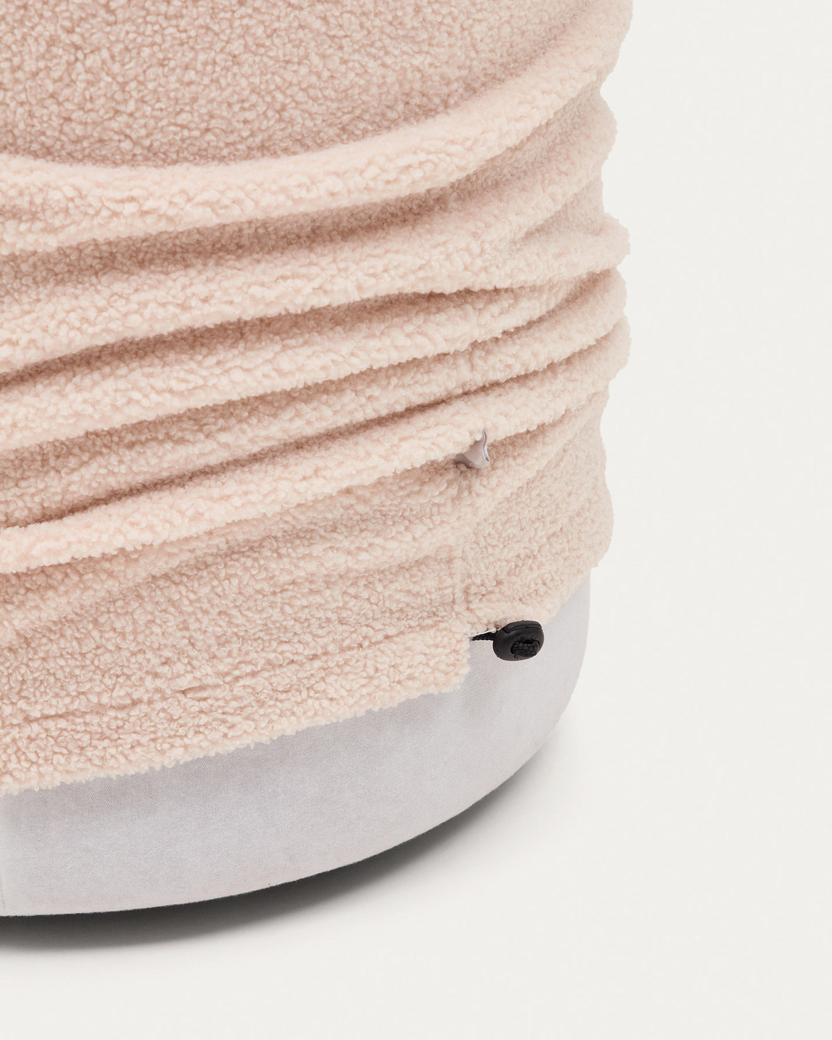 Fusshocker Kaeli mit abnehmbarem Bezug in rosa Bouclé Ø 43 cm in Rosa präsentiert im Onlineshop von KAQTU Design AG. Pouf ist von Kave Home