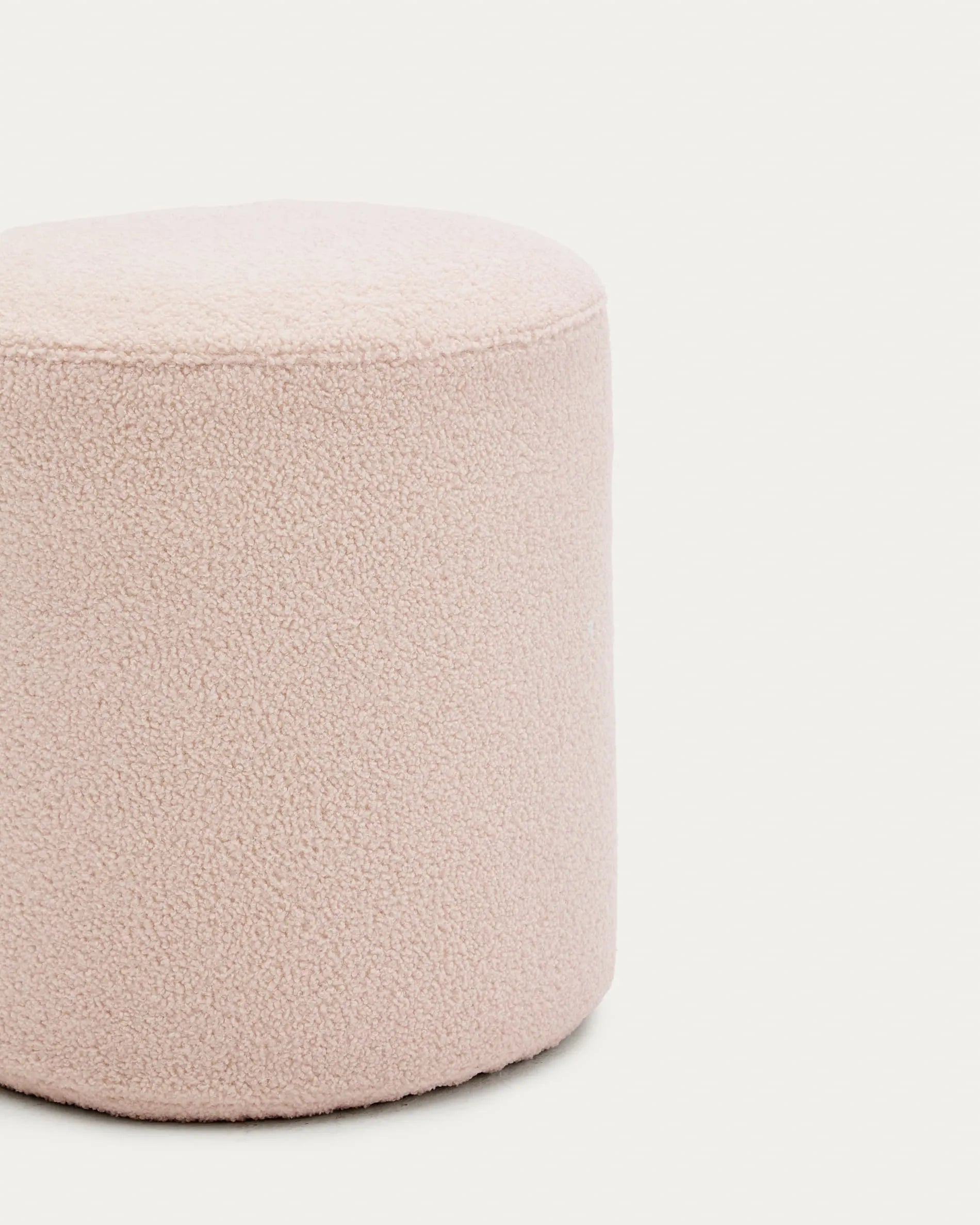 Rosa Fusshocker Kaeli von Kave Home, Ø 43 cm, mit abnehmbarem Bouclé-Bezug, perfekt für moderne und gemütliche Wohnräume.