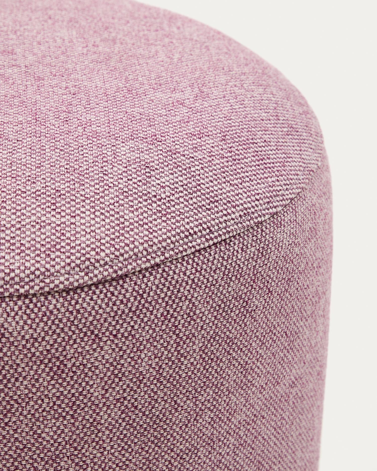 Fußablage mit abnehmbarem Bezug Kaeli violett Ø 43 cm in Lila präsentiert im Onlineshop von KAQTU Design AG. Hocker ist von Kave Home