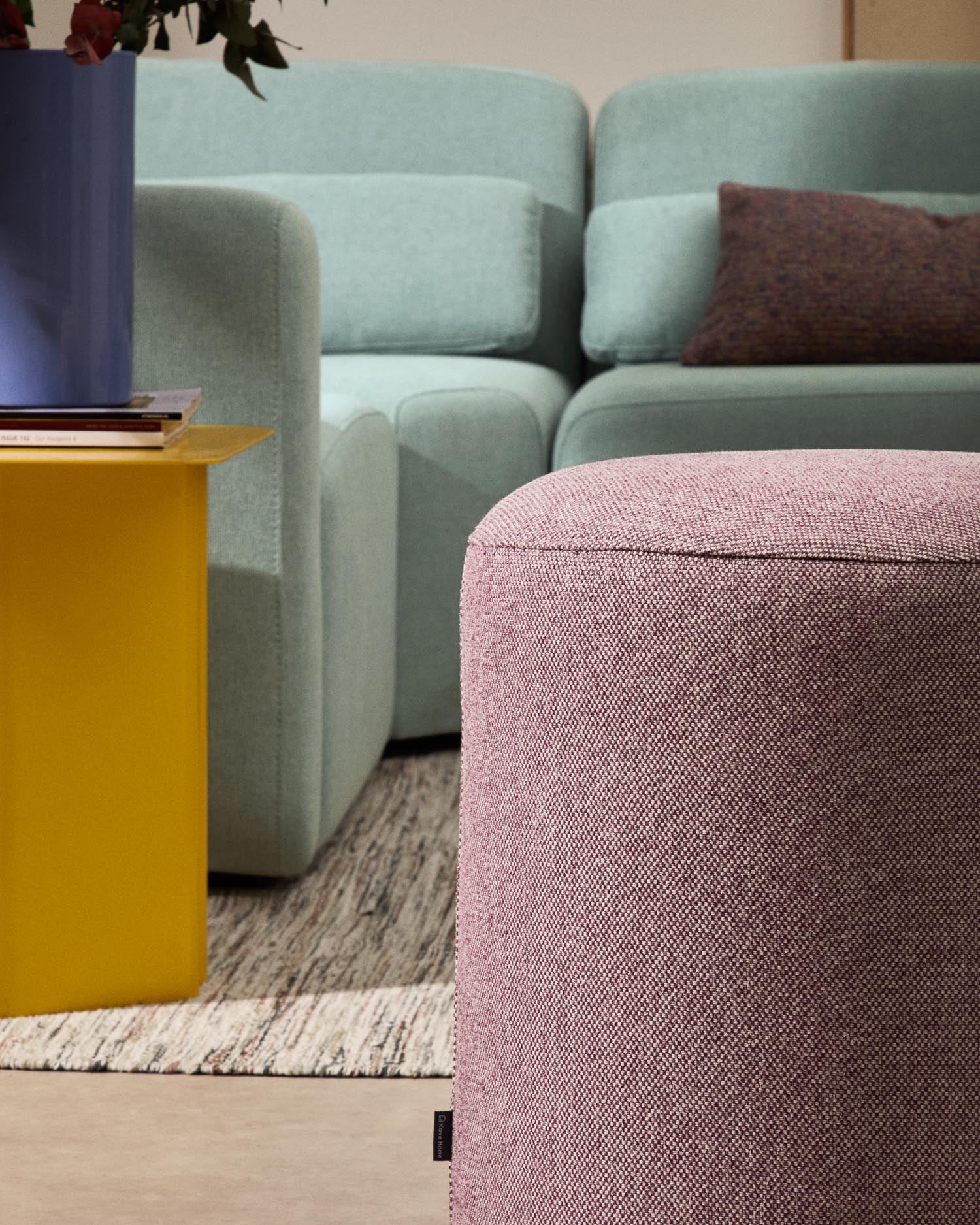 Fußablage mit abnehmbarem Bezug Kaeli violett Ø 43 cm in Lila präsentiert im Onlineshop von KAQTU Design AG. Hocker ist von Kave Home