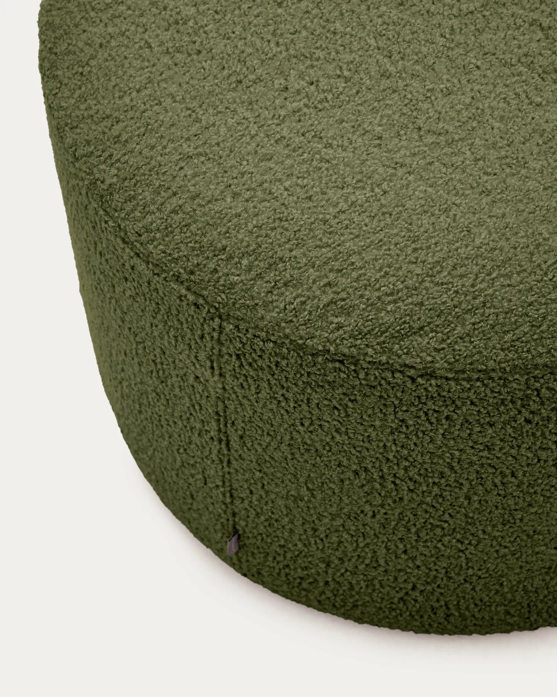 Eleganter Fußhocker Kaeli in grünem Bouclé, Ø 60 cm, mit abnehmbarem Bezug – stilvoll, komfortabel und pflegeleicht.