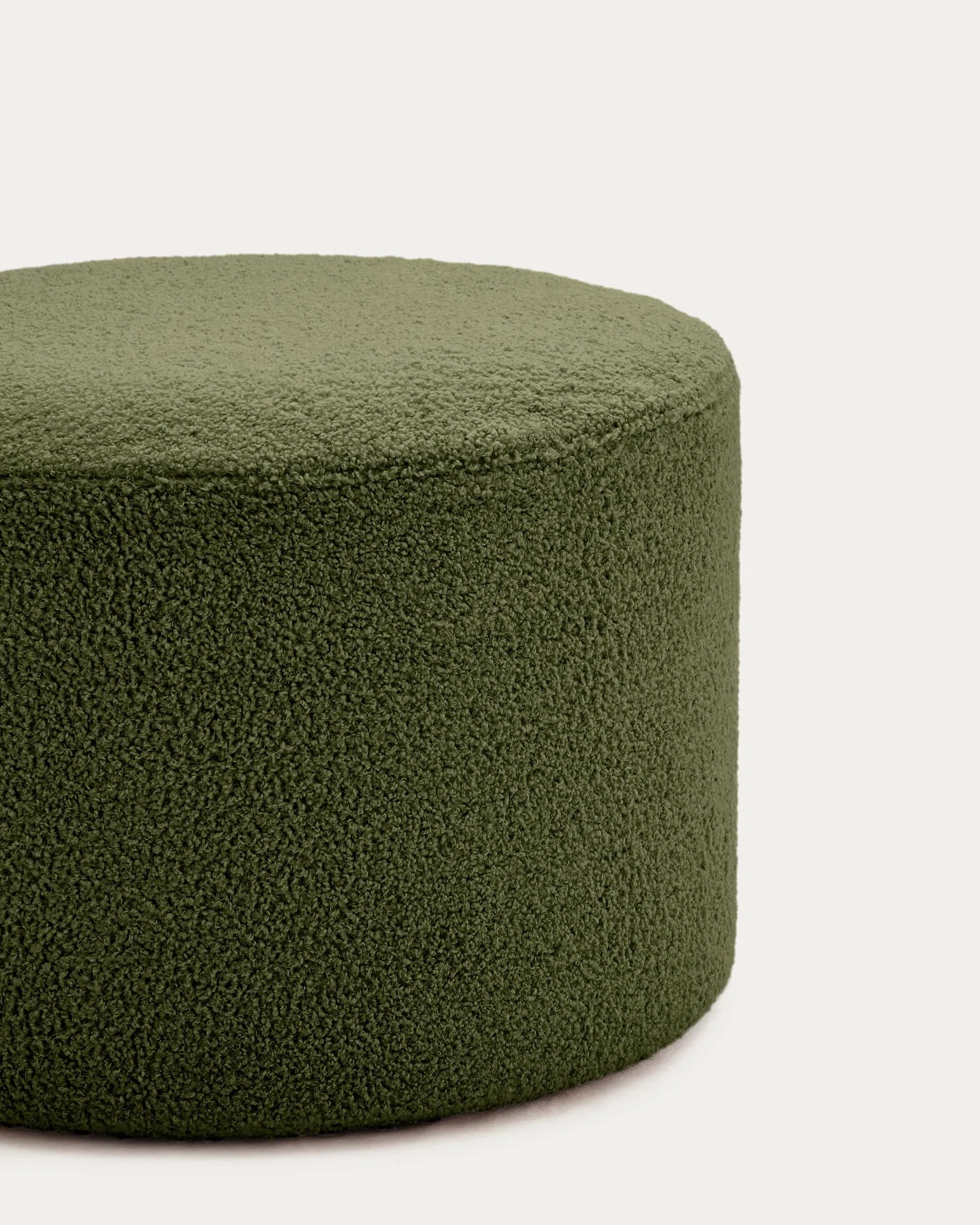 Eleganter Fußhocker Kaeli in grünem Bouclé, Ø 60 cm, mit abnehmbarem Bezug – stilvoll, komfortabel und pflegeleicht.