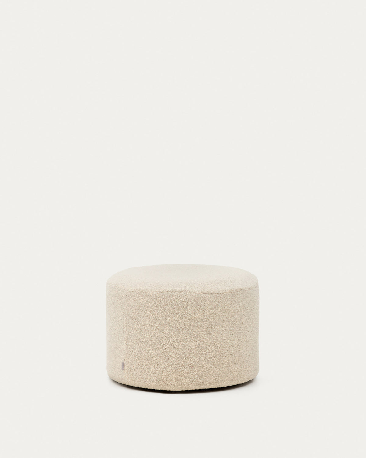Fusshocker Kaeli mit abnehmbarem Bezug in Bouclé Farbe Écru Ø 60 cm in Ecru präsentiert im Onlineshop von KAQTU Design AG. Pouf ist von Kave Home