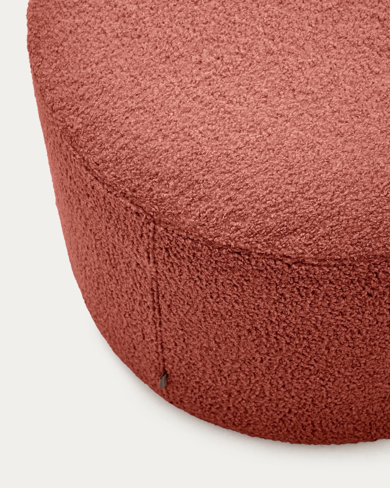 Fusshocker Kaeli, Ø 60 cm, mit abnehmbarem Bouclé-Bezug in Terrakotta von Kave Home – modern, bequem und vielseitig einsetzbar.