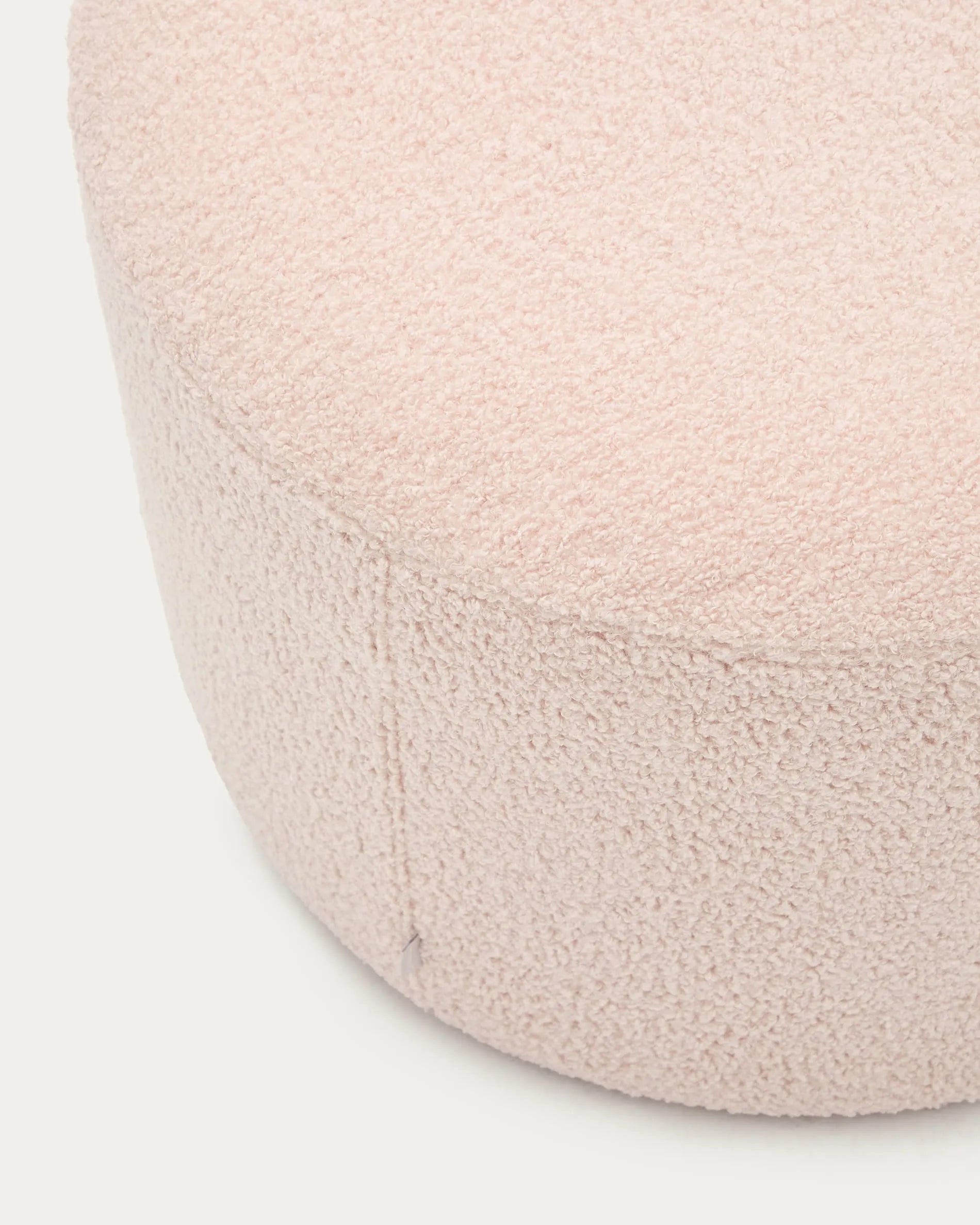 Eleganter rosa Bouclé-Fußhocker Ø 60 cm, abnehmbarer Bezug, vielseitig und pflegeleicht, ideal für stilvolle Entspannung.