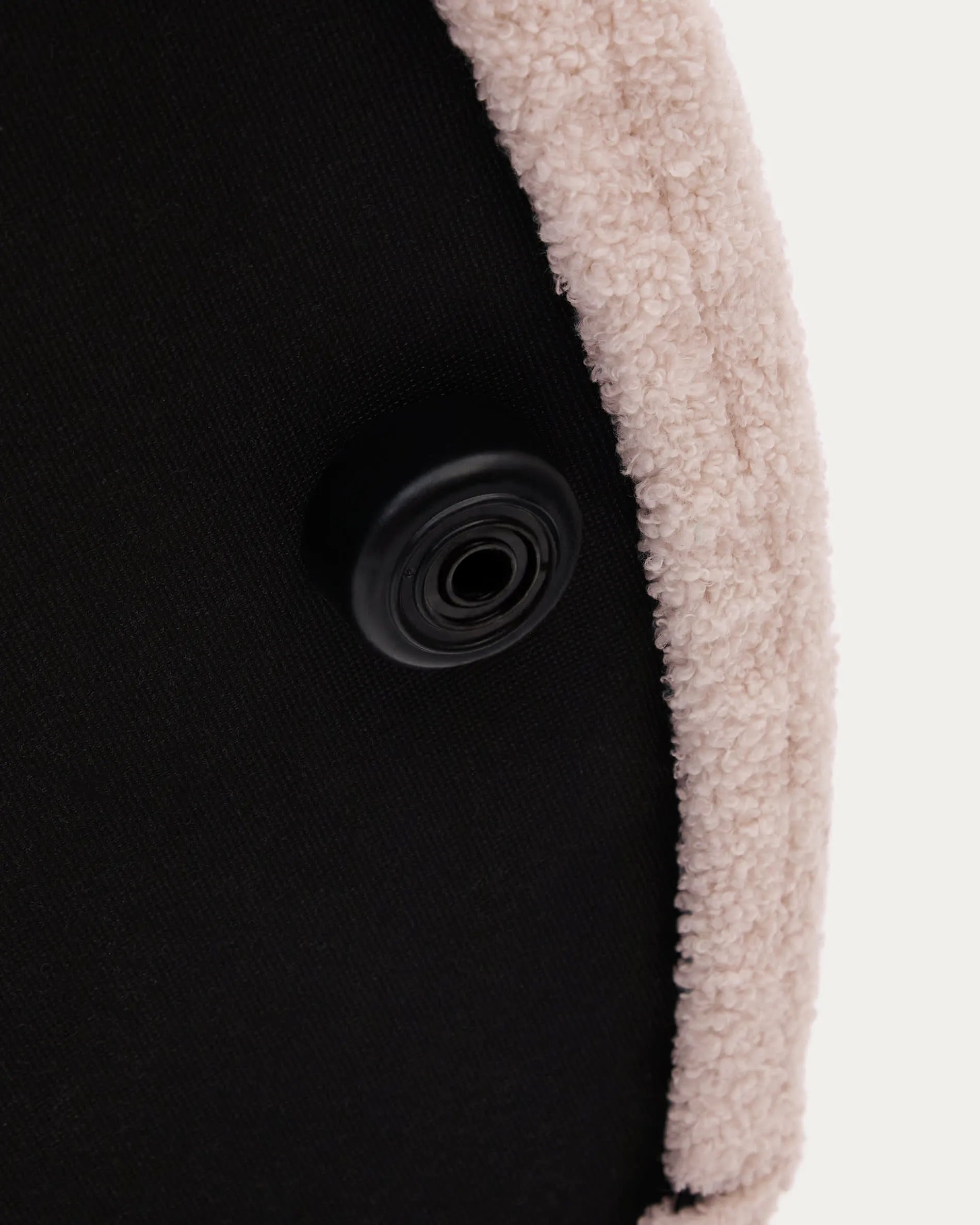 Eleganter rosa Bouclé-Fußhocker Ø 60 cm, abnehmbarer Bezug, vielseitig und pflegeleicht, ideal für stilvolle Entspannung.