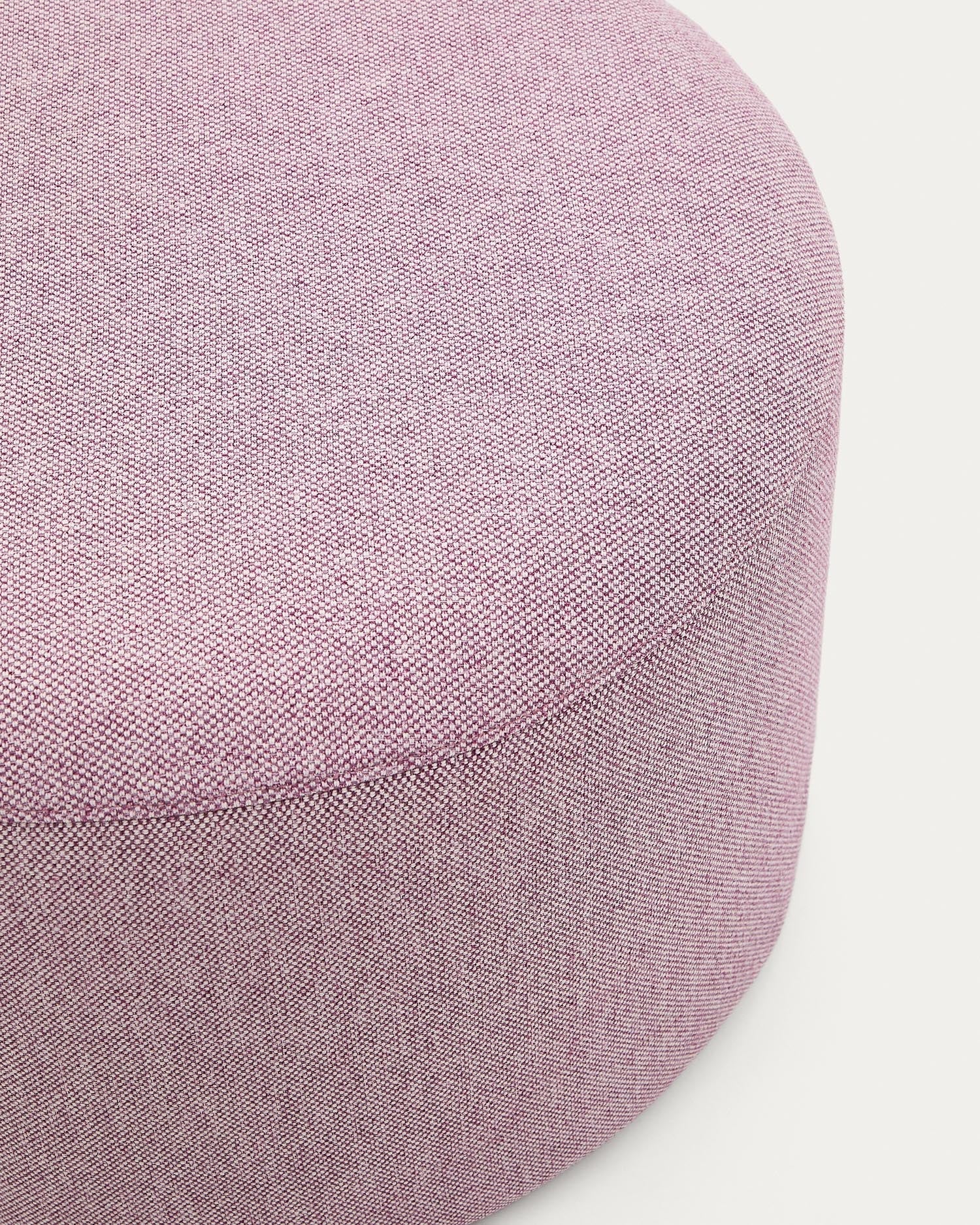 Fußablage mit abnehmbarem Bezug Kaeli violett Ø 60 cm in Lila präsentiert im Onlineshop von KAQTU Design AG. Hocker ist von Kave Home