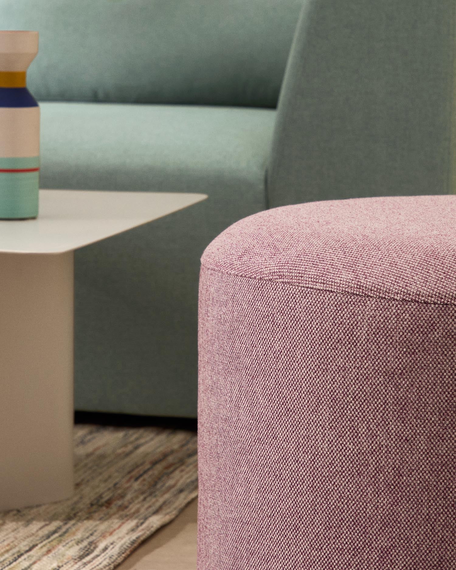 Fußablage mit abnehmbarem Bezug Kaeli violett Ø 60 cm in Lila präsentiert im Onlineshop von KAQTU Design AG. Hocker ist von Kave Home
