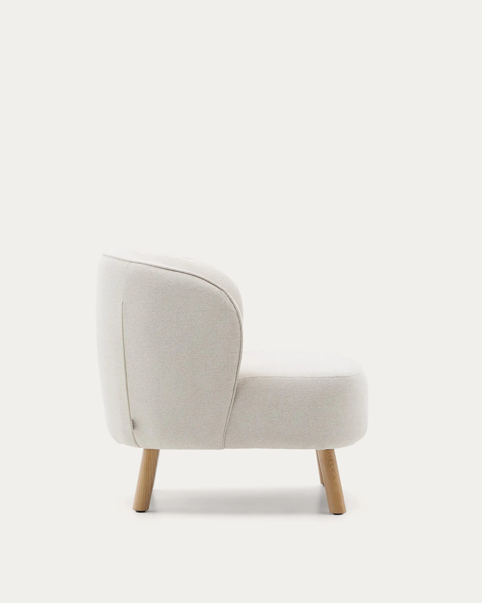 Eleganter Sessel Ulit: Beigefarbenes Chenille, stabile Buchenholzbeine, ideal für stilvolle Entspannung in jedem Raum.