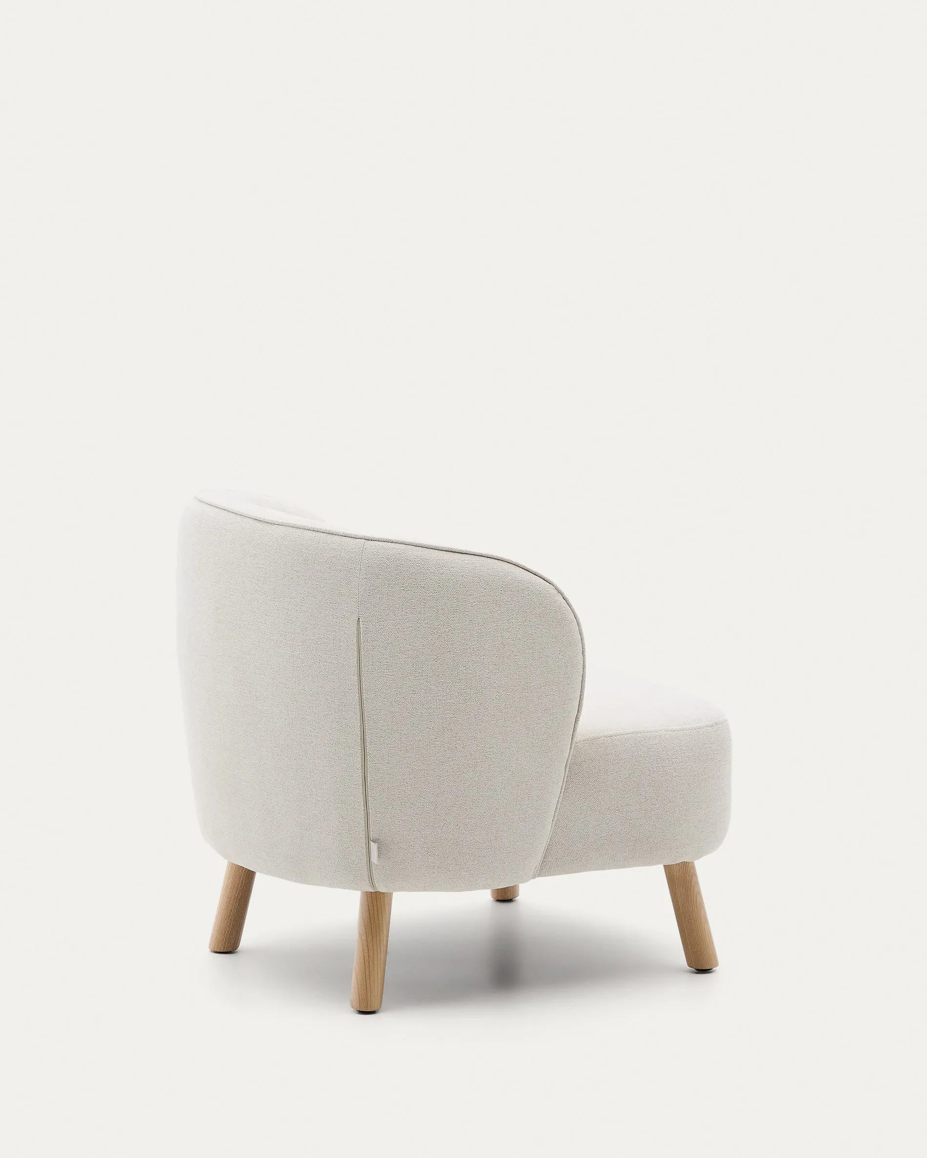 Eleganter Sessel Ulit: Beigefarbenes Chenille, stabile Buchenholzbeine, ideal für stilvolle Entspannung in jedem Raum.