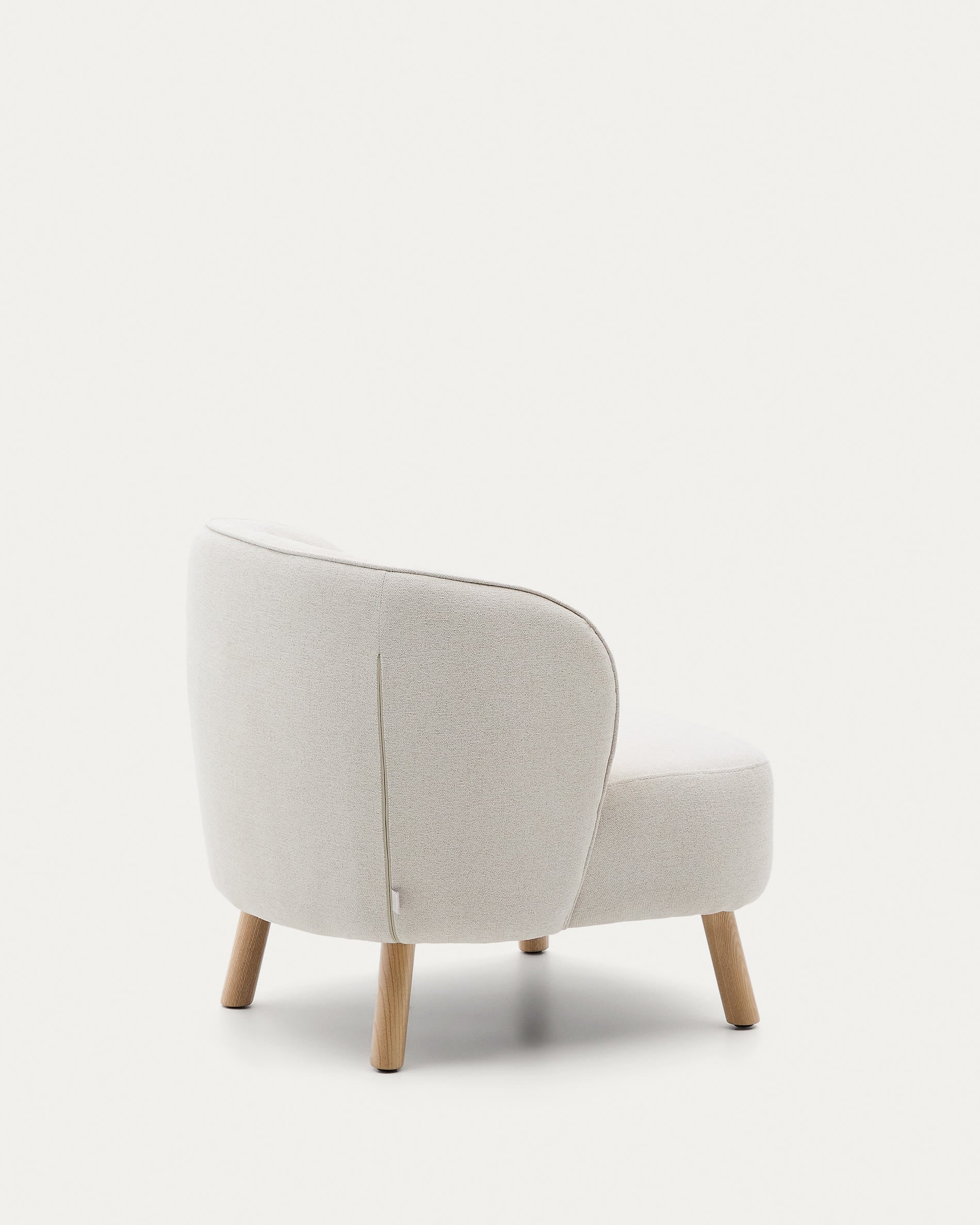 Eleganter Sessel Ulit aus weichem, beigefarbenem Chenille mit stabilen Beinen aus massivem Buchenholz in natürlichem Finish.