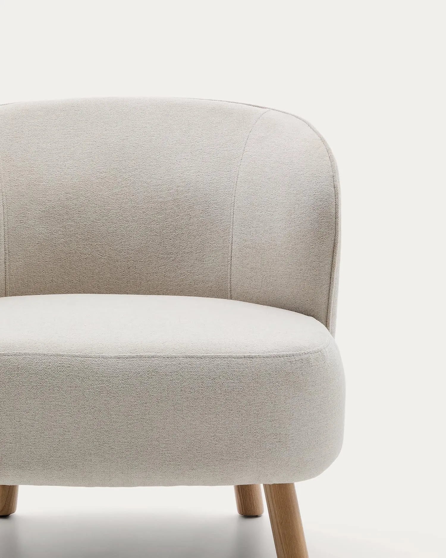 Eleganter Sessel Ulit: Beigefarbenes Chenille, stabile Buchenholzbeine, ideal für stilvolle Entspannung in jedem Raum.