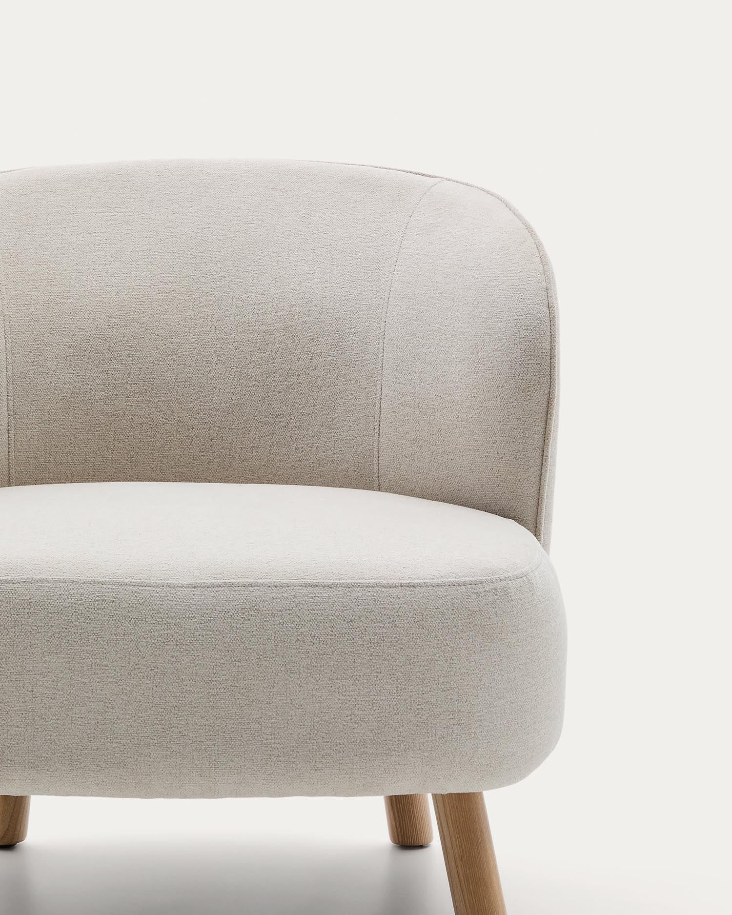 Eleganter Sessel Ulit mit weichem Chenille-Bezug in Beige und stabilen Beinen aus massivem Buchenholz mit natürlichem Finish.