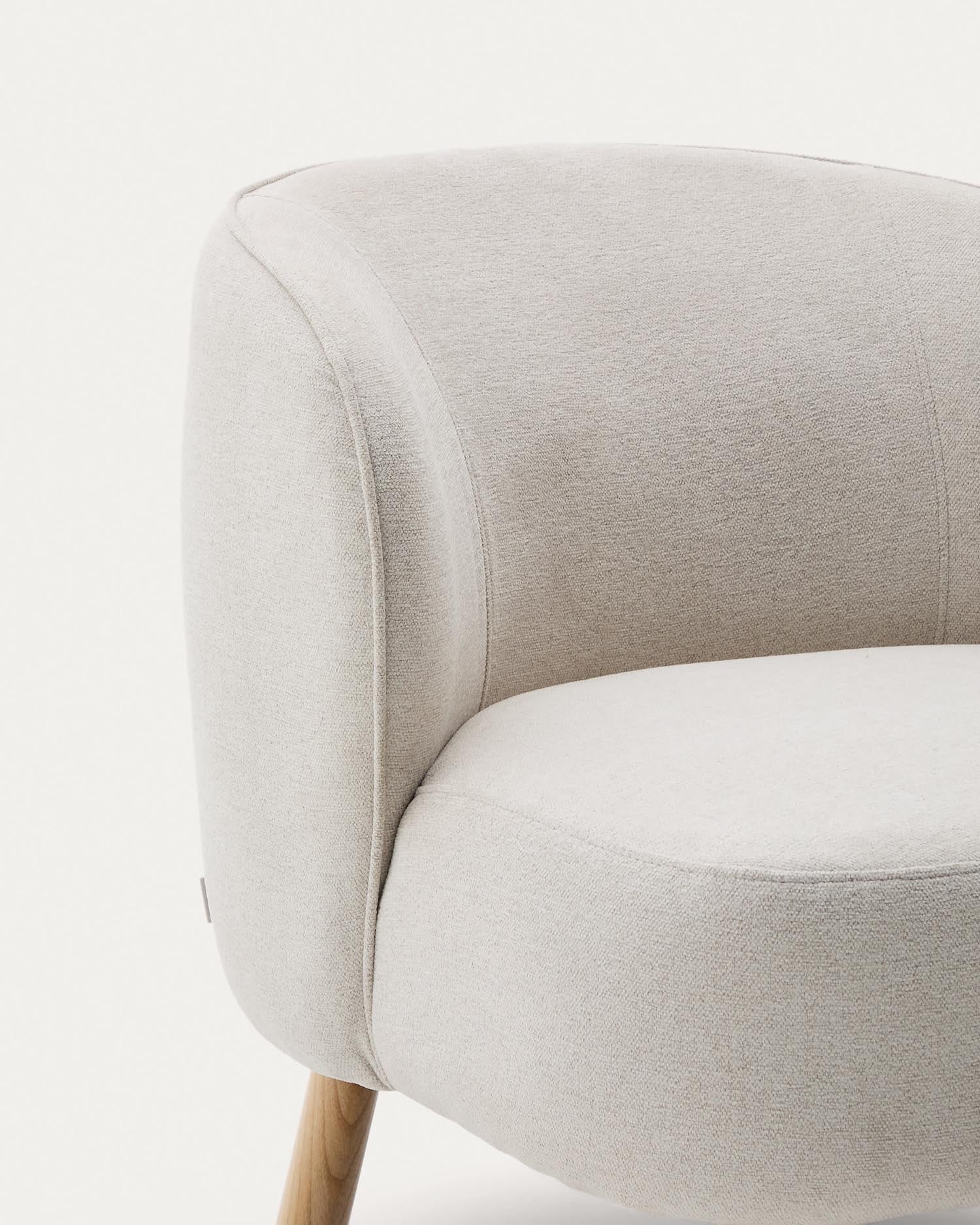 Sessel Ulit: Beiger Chenille-Stoff, robuste Buchenholzbeine mit natürlichem Finish, perfekter Komfort und Stil für Ihr Zuhause.