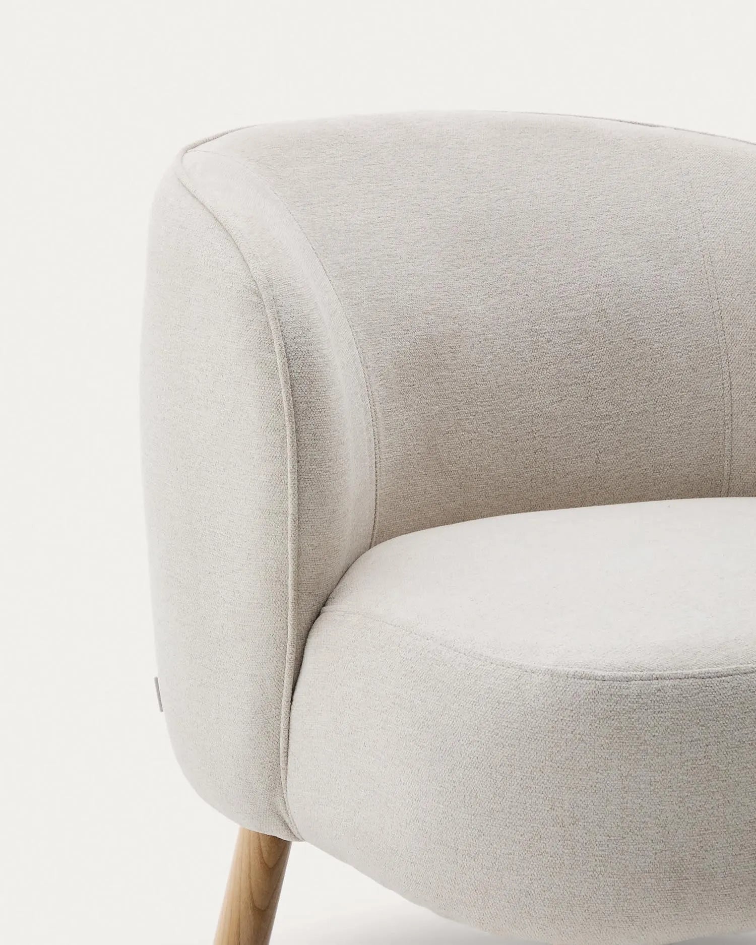Eleganter Sessel Ulit: Beigefarbenes Chenille, stabile Buchenholzbeine, ideal für stilvolle Entspannung in jedem Raum.
