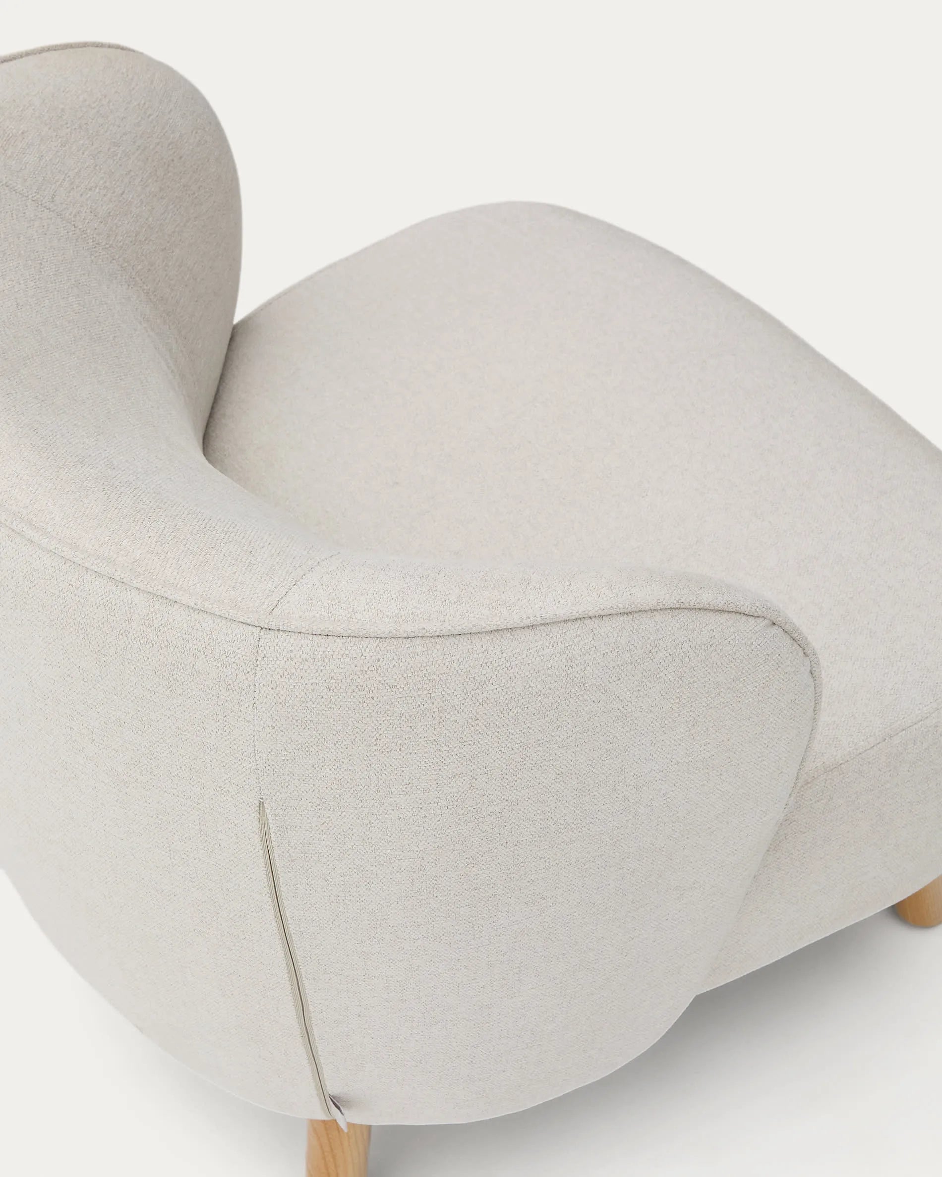 Eleganter Sessel Ulit: Beigefarbenes Chenille, stabile Buchenholzbeine, ideal für stilvolle Entspannung in jedem Raum.