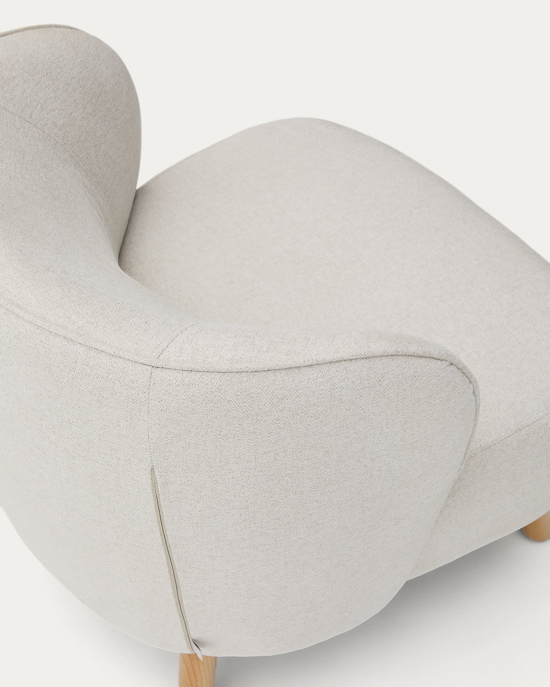 Sessel Ulit: Beiger Chenille-Bezug, massive Buchenholzbeine mit natürlichem Finish, stilvoll und komfortabel für Ihr Zuhause.