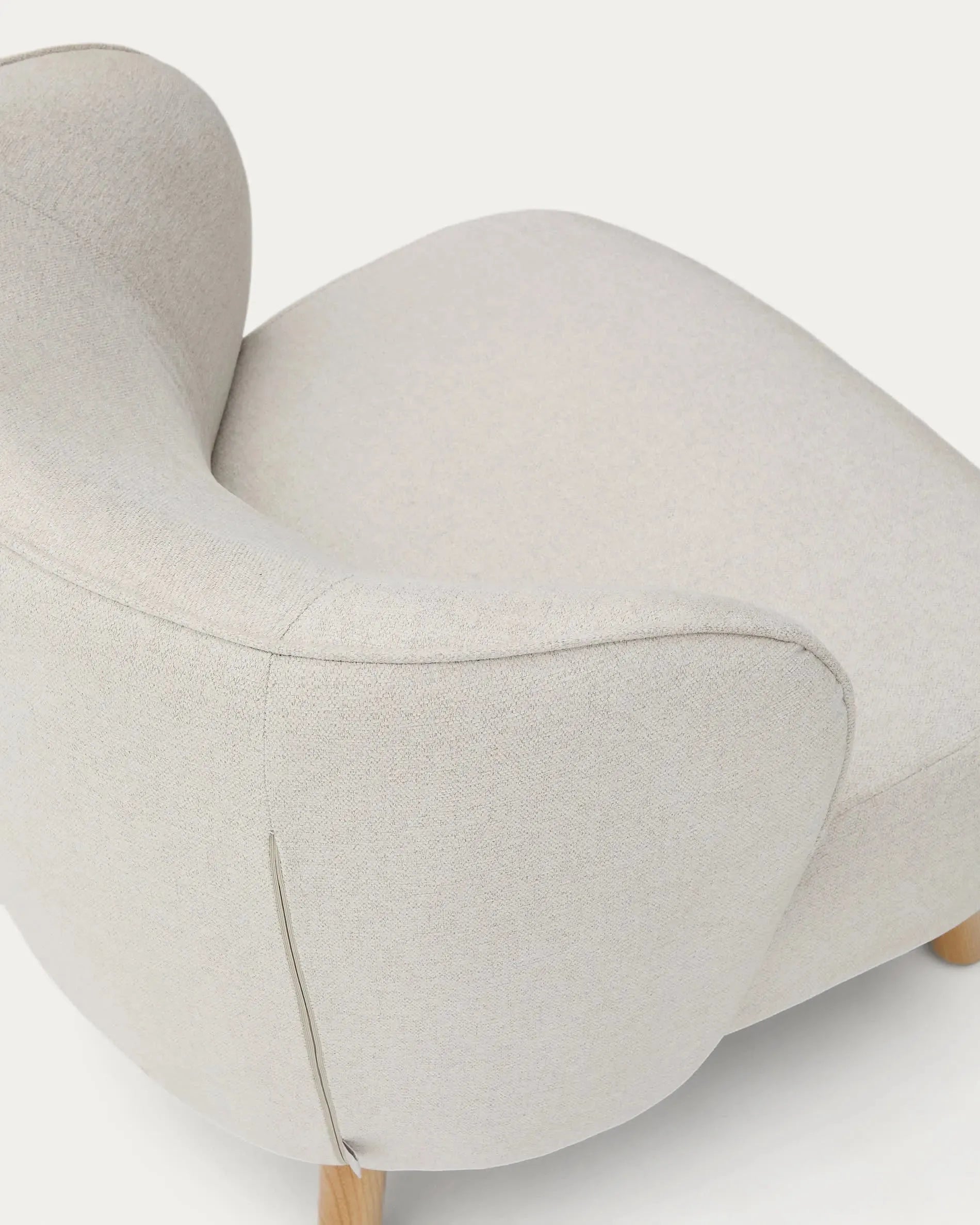 Sessel Ulit: Beiger Chenille-Stoff, robuste Buchenholzbeine mit natürlichem Finish, perfekter Komfort und Stil für Ihr Zuhause.