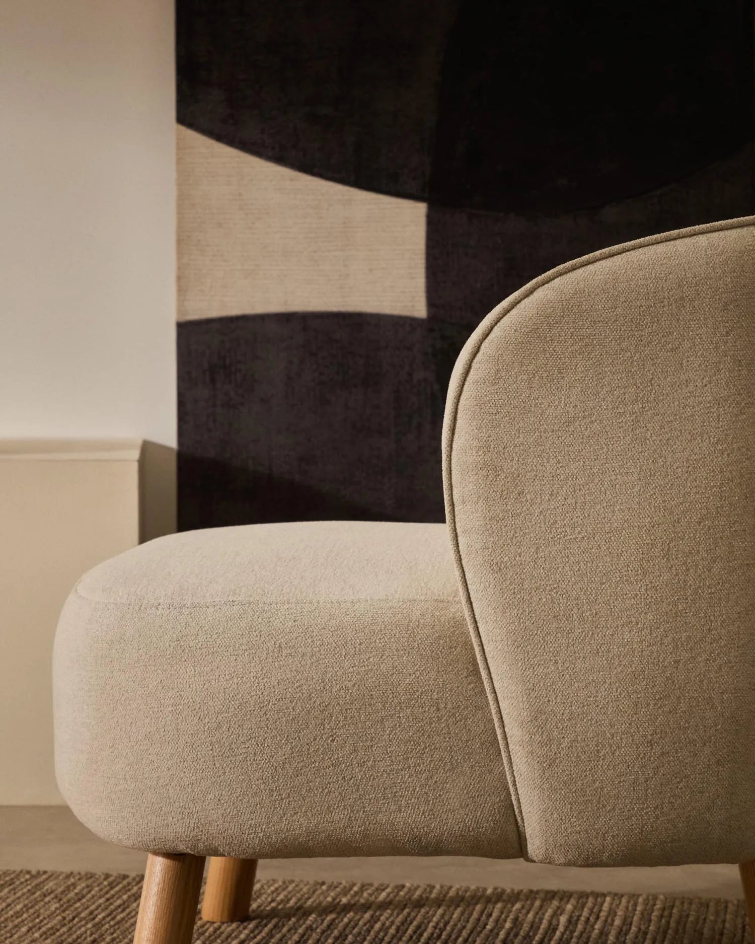 Eleganter Sessel Ulit: Beigefarbenes Chenille, stabile Buchenholzbeine, ideal für stilvolle Entspannung in jedem Raum.