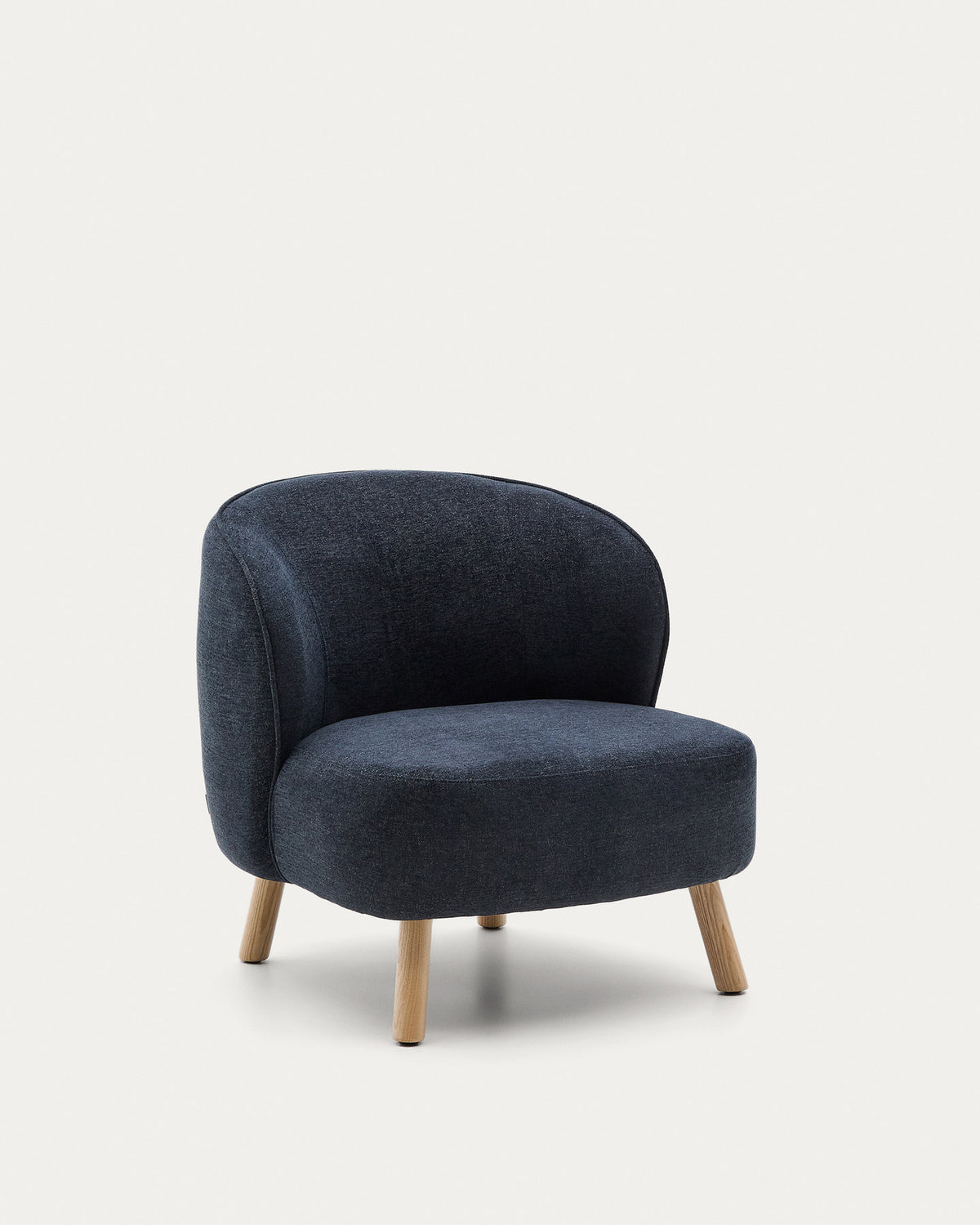 Sessel Ulit aus blau-grauem Chenille und Beinen aus massivem Buchenholz mit natürlichem Fi in Dunkelgrau präsentiert im Onlineshop von KAQTU Design AG. Sessel ist von Kave Home
