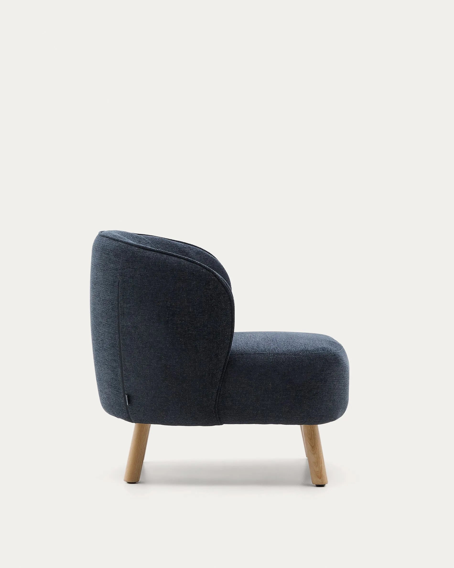 Eleganter Sessel Ulit: Blau-graues Chenille, massive Buchenholzbeine, kompakt und stilvoll für jeden Raum.