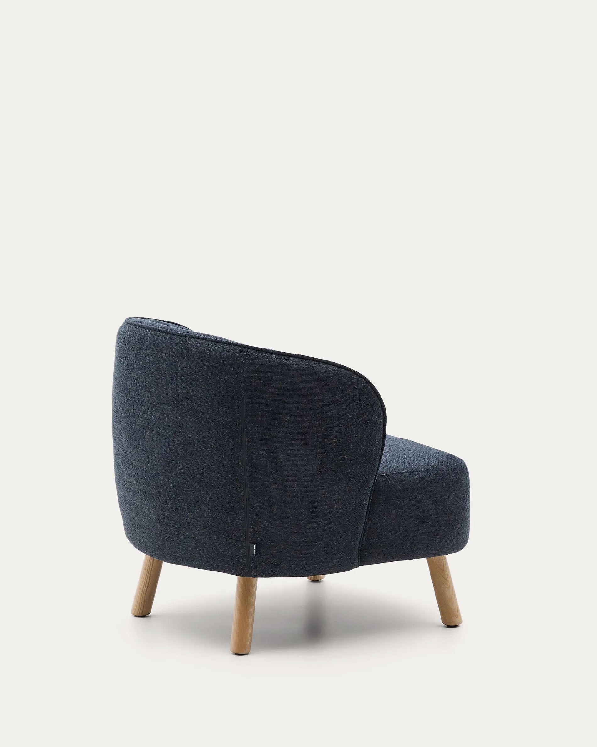 Eleganter Sessel Ulit: Blau-graues Chenille, massive Buchenholzbeine, kompakt und stilvoll für jeden Raum.