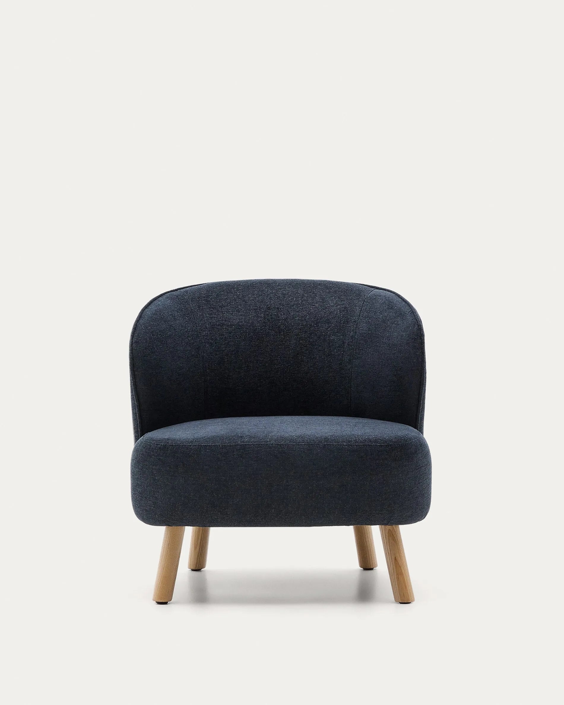 Eleganter Sessel Ulit: Blau-graues Chenille, massive Buchenholzbeine, kompakt und stilvoll für jeden Raum.