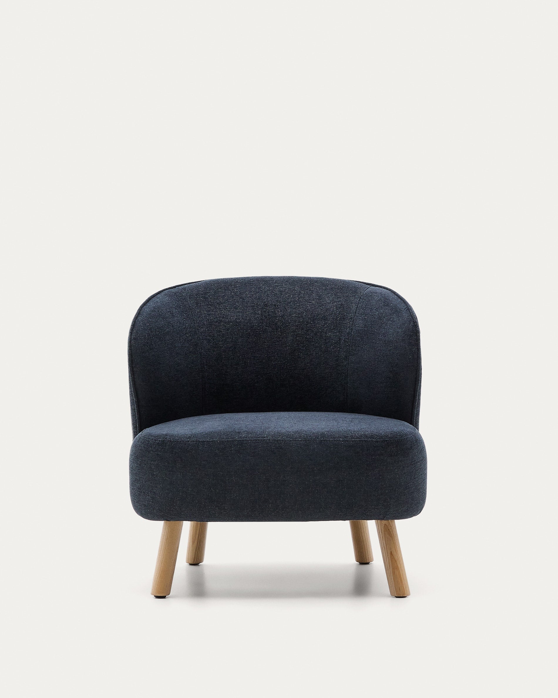 Eleganter Sessel Ulit mit blau-grauem Chenillebezug und Beinen aus massivem Buchenholz in natürlichem Finish von Kave Home.