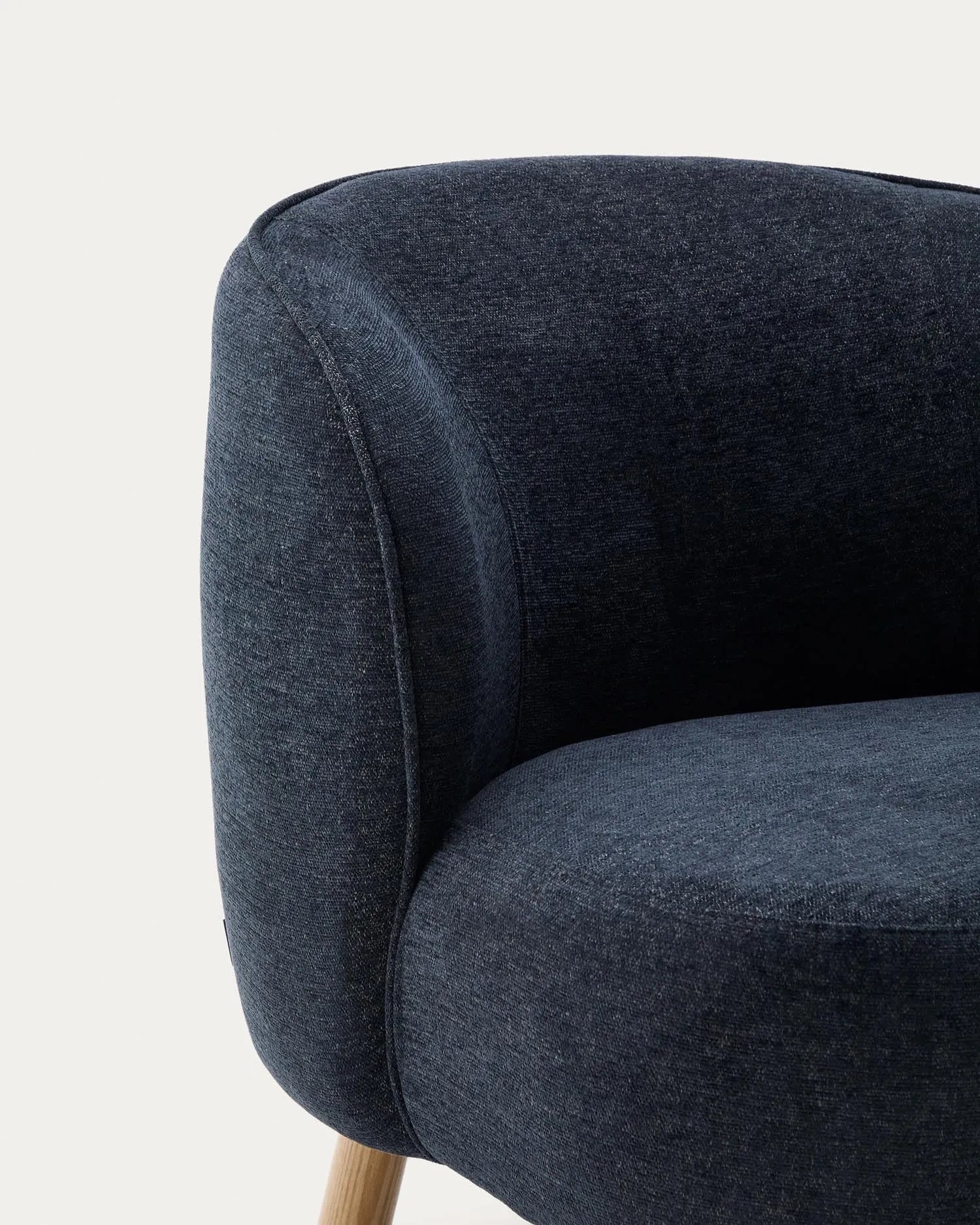 Eleganter Sessel Ulit: Blau-graues Chenille, massive Buchenholzbeine, kompakt und stilvoll für jeden Raum.
