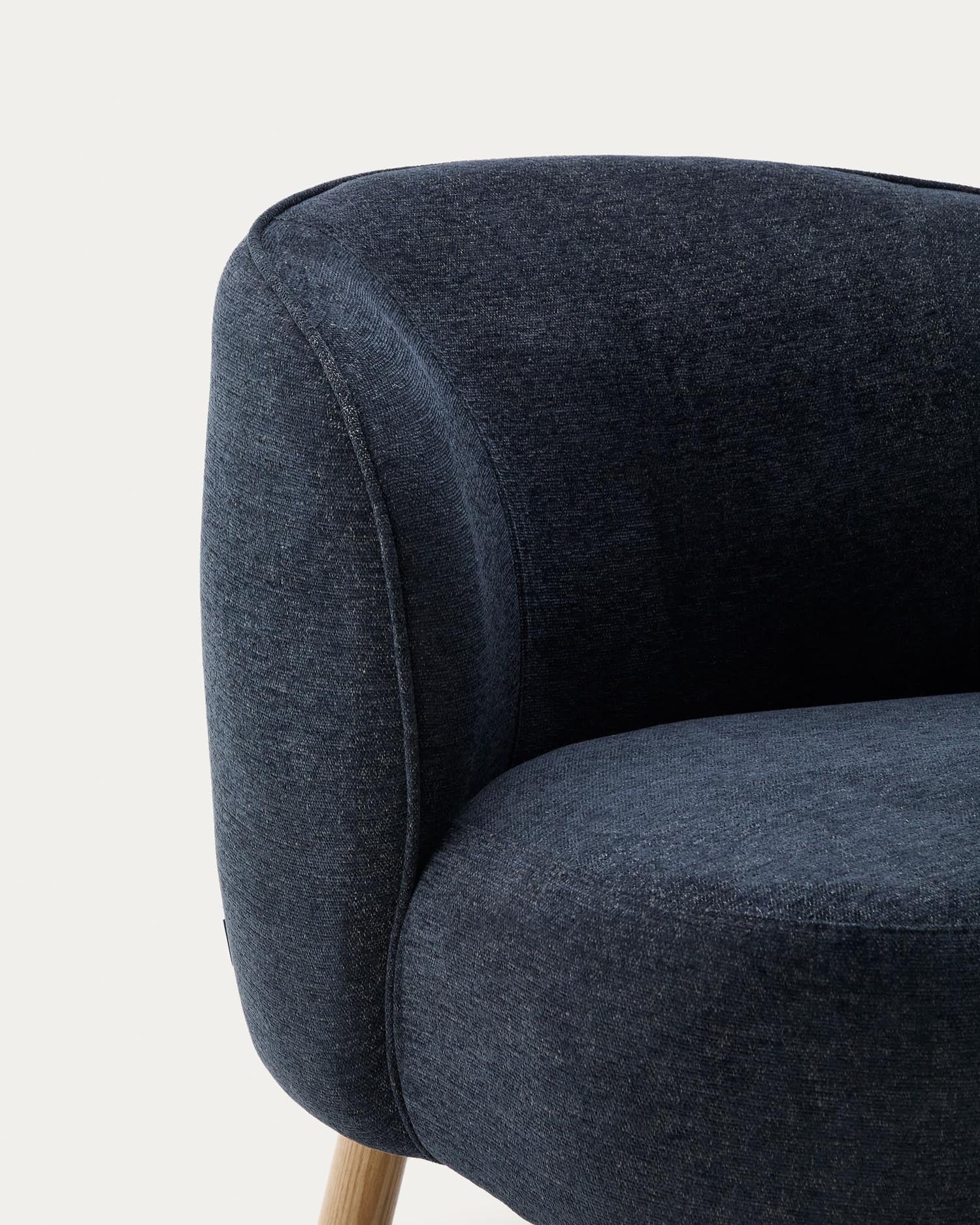 Sessel Ulit: Stilvoller blau-grauer Chenillebezug, robuste Beine aus massivem Buchenholz, perfekt für zeitgemäßes Interieur.