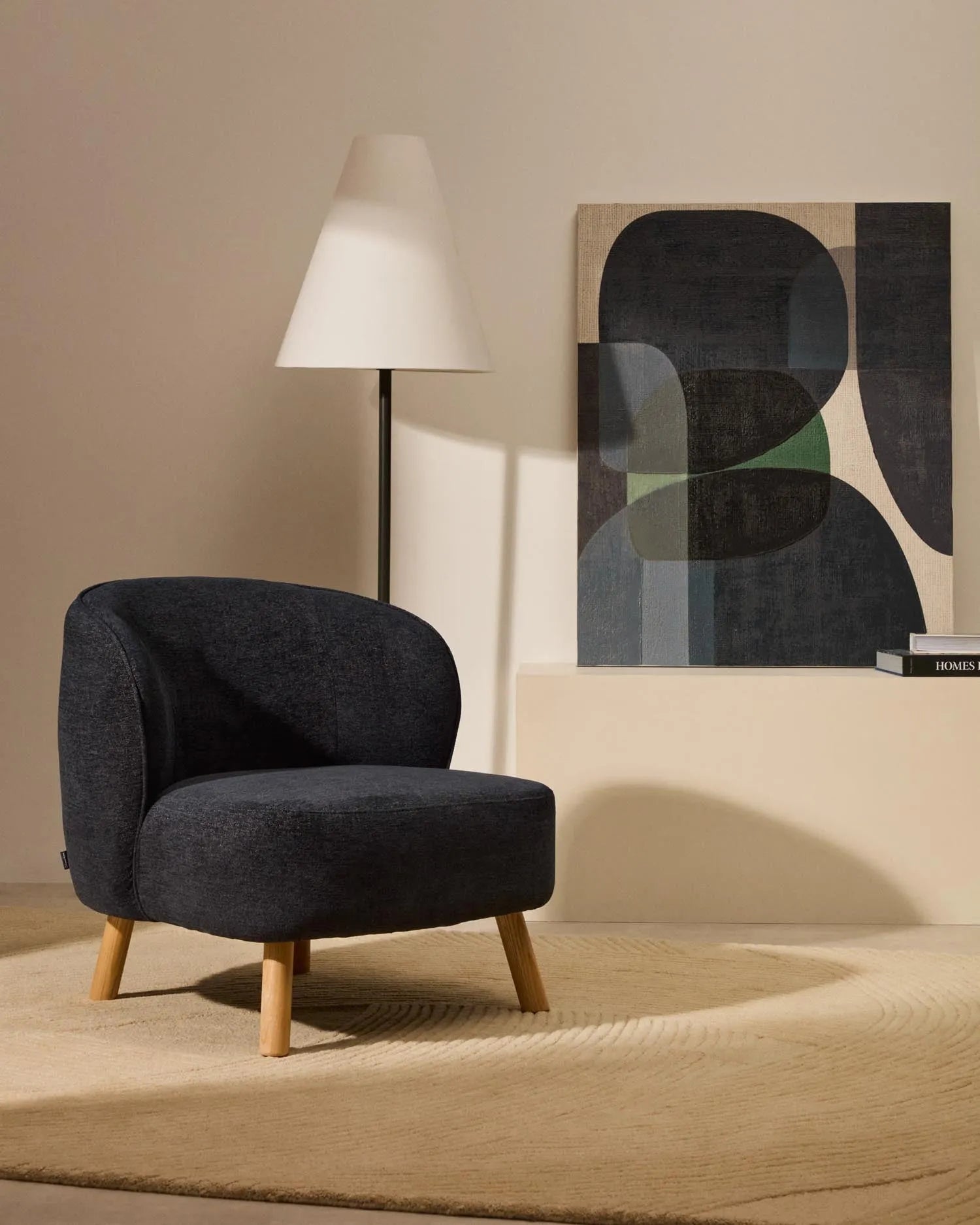 Eleganter Sessel Ulit: Blau-graues Chenille, massive Buchenholzbeine, kompakt und stilvoll für jeden Raum.