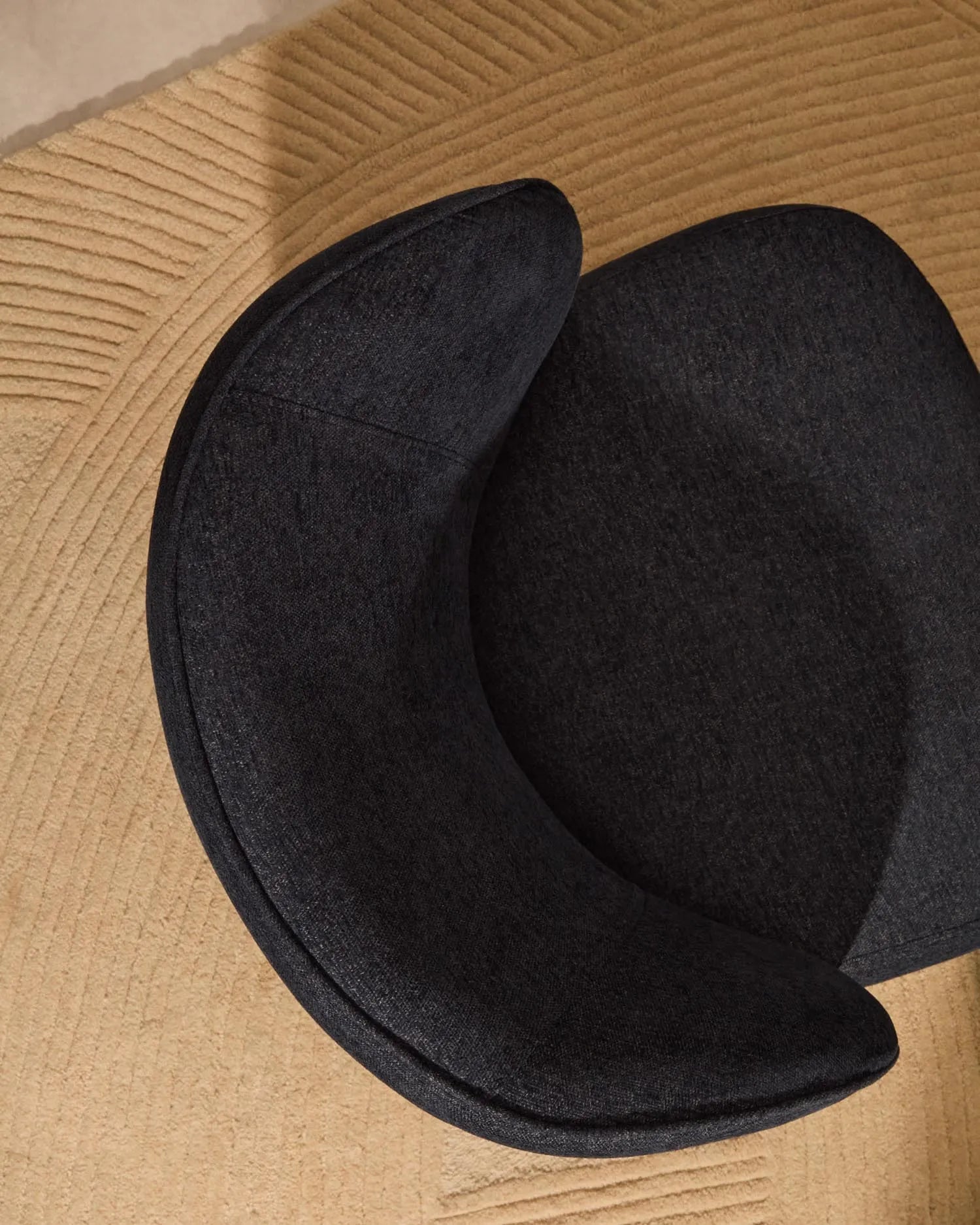 Eleganter Sessel Ulit: Blau-graues Chenille, massive Buchenholzbeine, kompakt und stilvoll für jeden Raum.