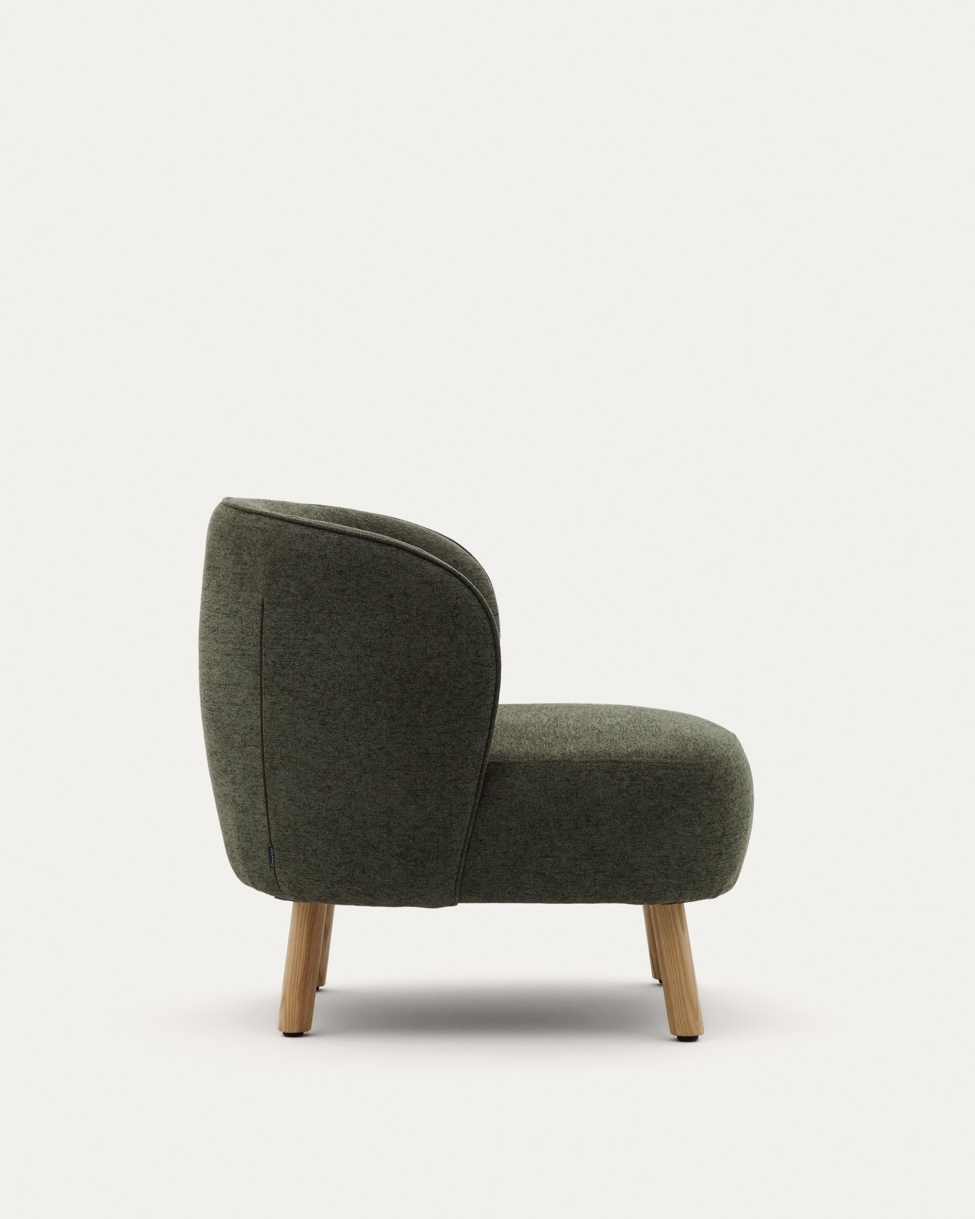 Moderner Sessel Ulit mit grünem Chenillebezug und stabilen Buchenholzbeinen in natürlichem Finish, stilvoll und bequem.