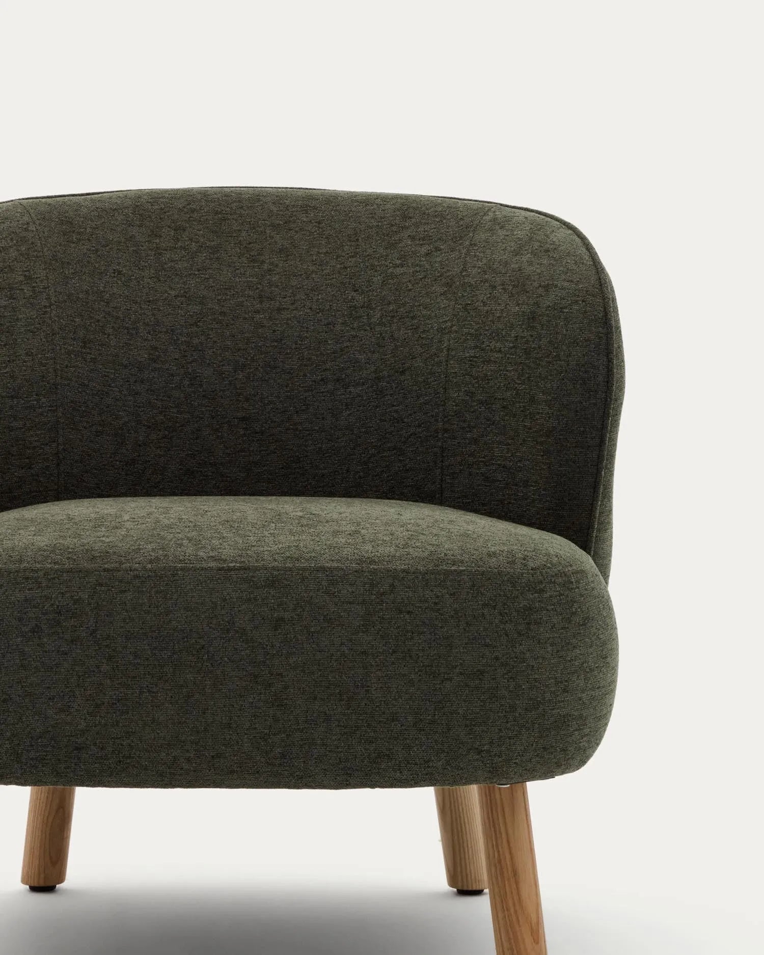Eleganter Sessel Ulit in grünem Chenille, mit stabilen Buchenholzbeinen, bietet stilvollen Komfort für Ihr Zuhause.