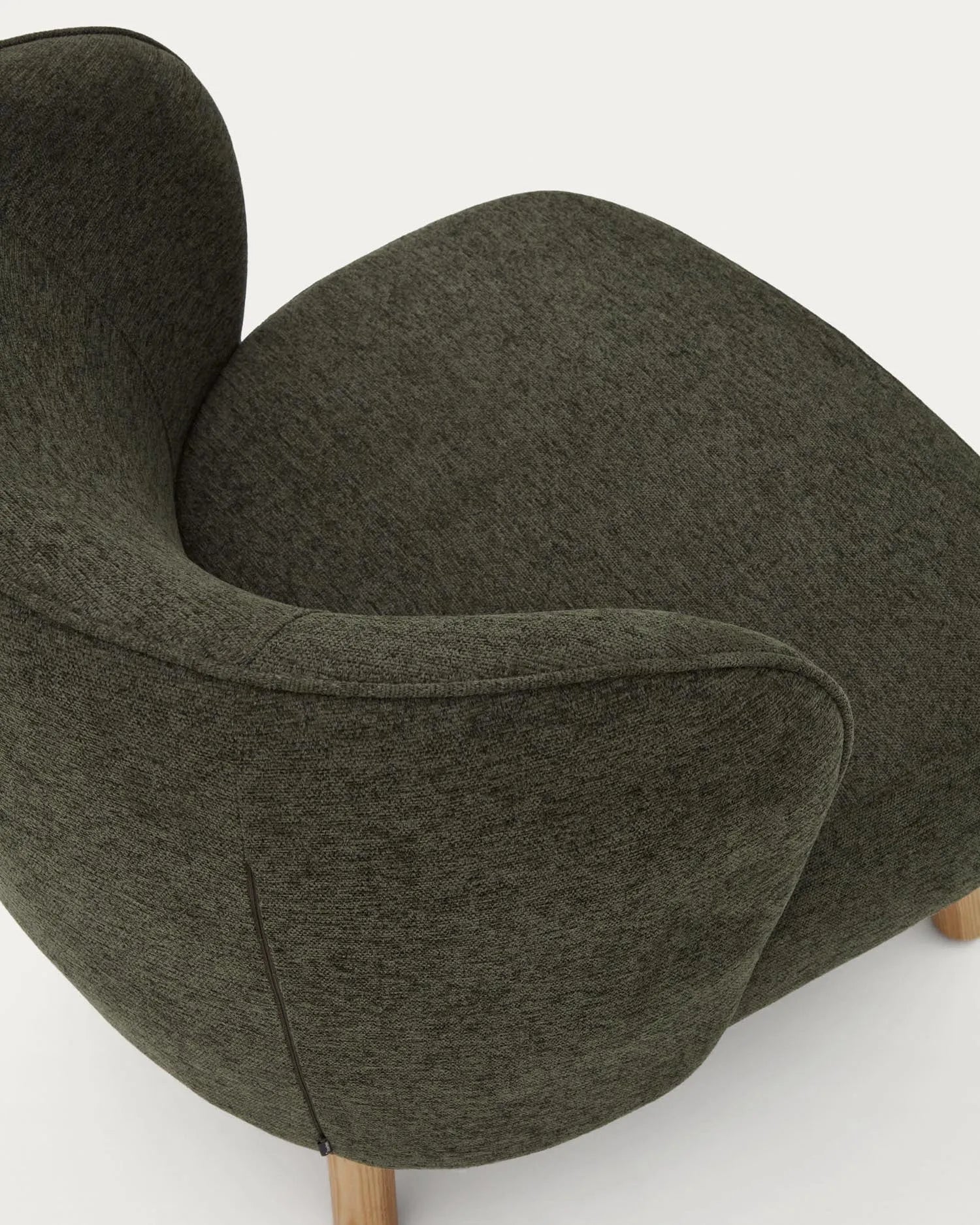 Eleganter Sessel Ulit in grünem Chenille, mit stabilen Buchenholzbeinen, bietet stilvollen Komfort für Ihr Zuhause.