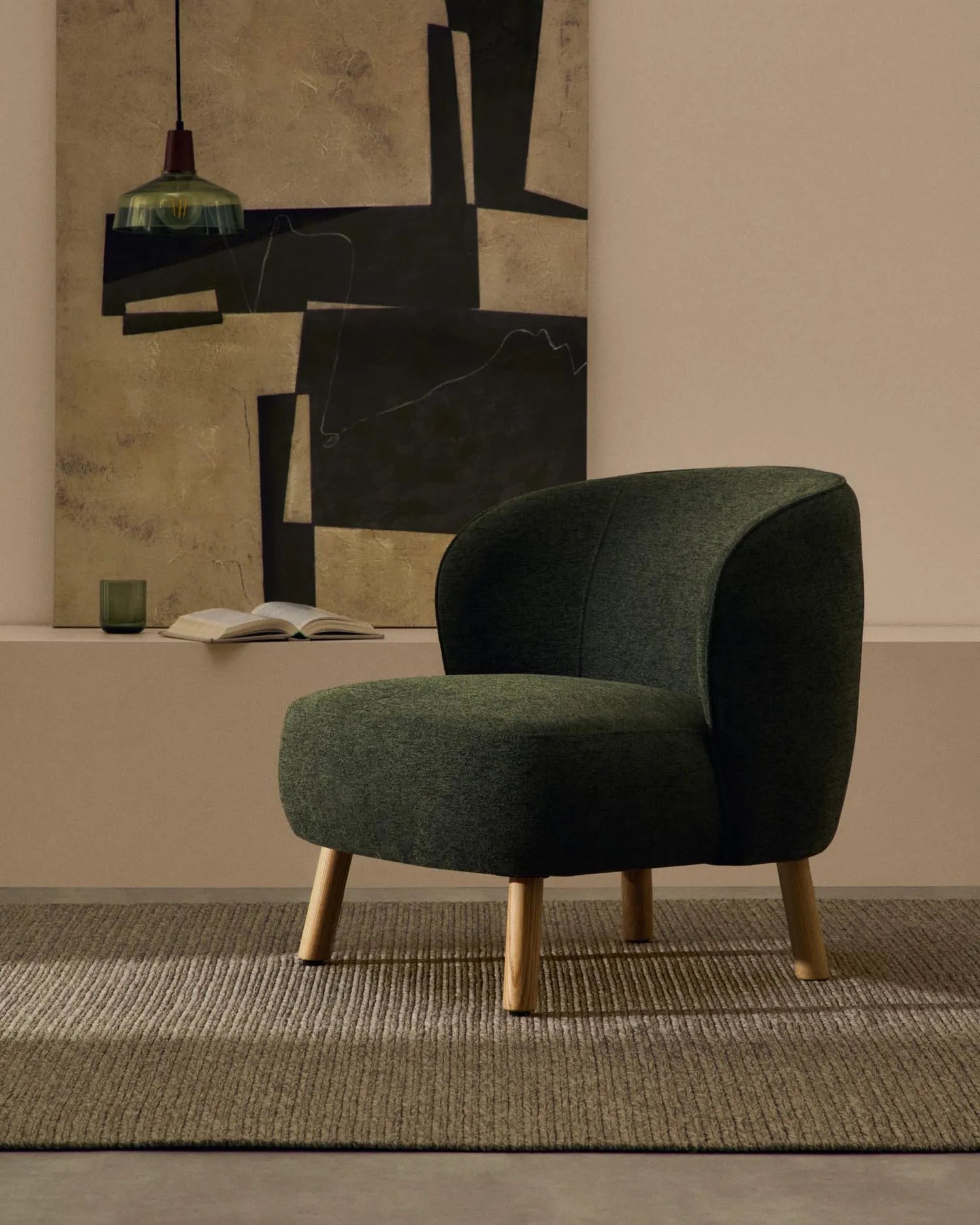 Eleganter Sessel Ulit in grünem Chenille, mit stabilen Buchenholzbeinen, bietet stilvollen Komfort für Ihr Zuhause.