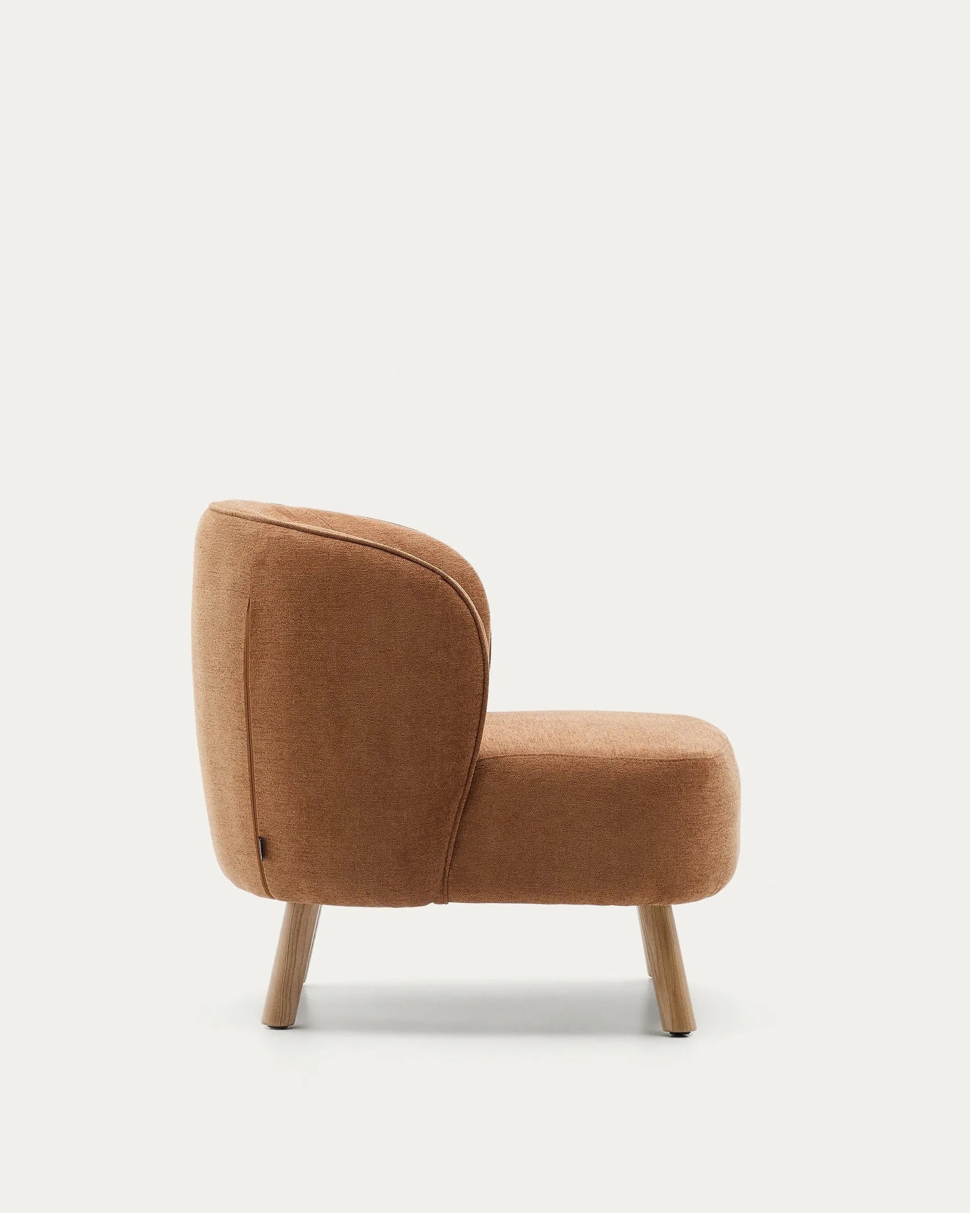 Der Sessel Ulit besticht durch terrakottafarbene Chenille und elegante Buchenholzbeine, ideal für stilvolle Entspannung.