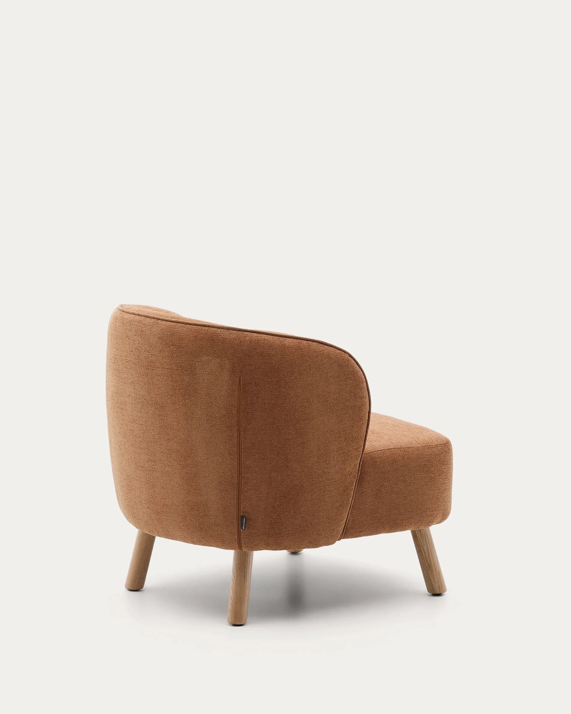 Der Sessel Ulit besticht durch terrakottafarbene Chenille und elegante Buchenholzbeine, ideal für stilvolle Entspannung.