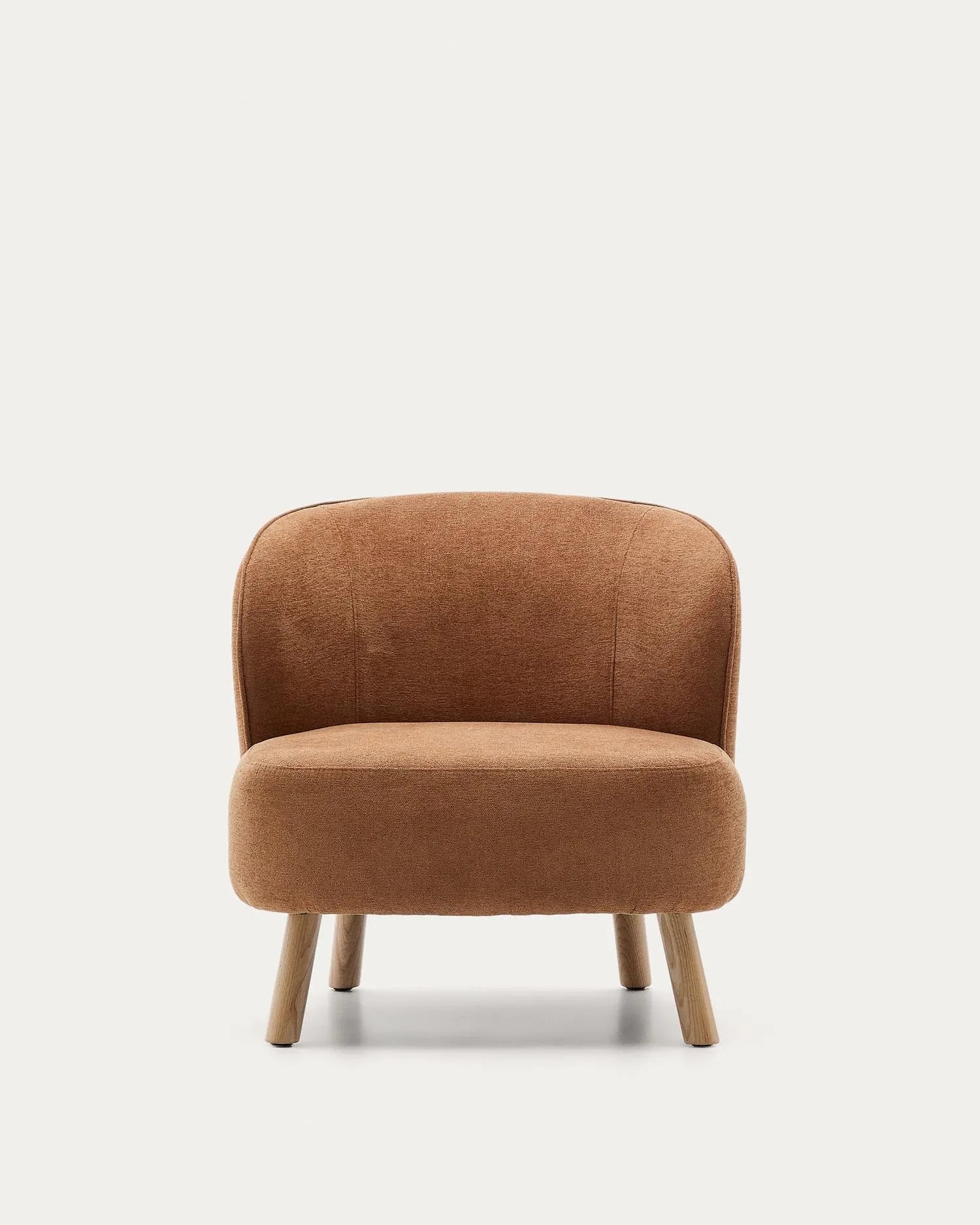 Der Sessel Ulit besticht durch terrakottafarbene Chenille und elegante Buchenholzbeine, ideal für stilvolle Entspannung.